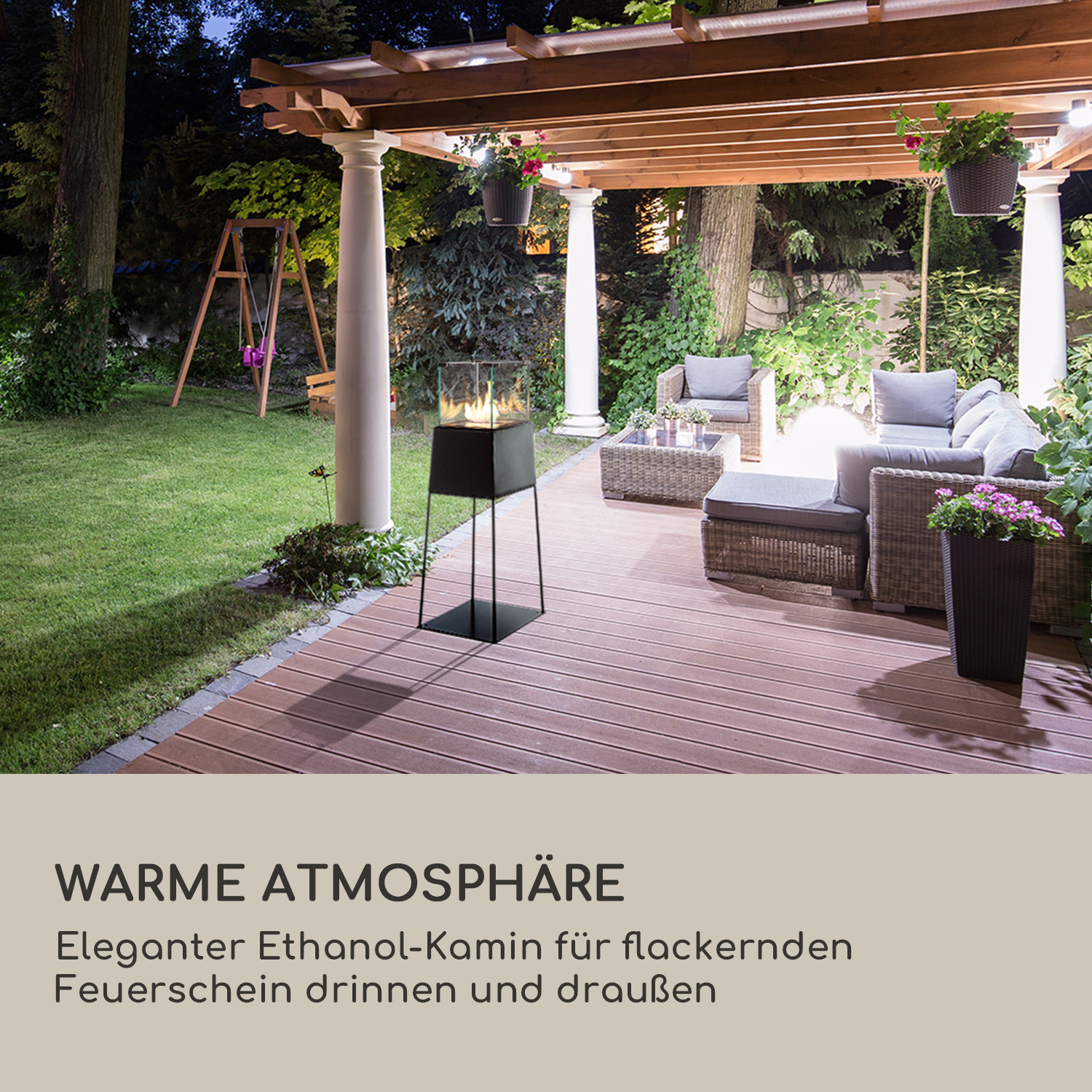 Szene im Freien mit einer schwarzen Feuerstelle auf einem Deck, umgeben von Möbeln und Pflanzen. Nachtszene.