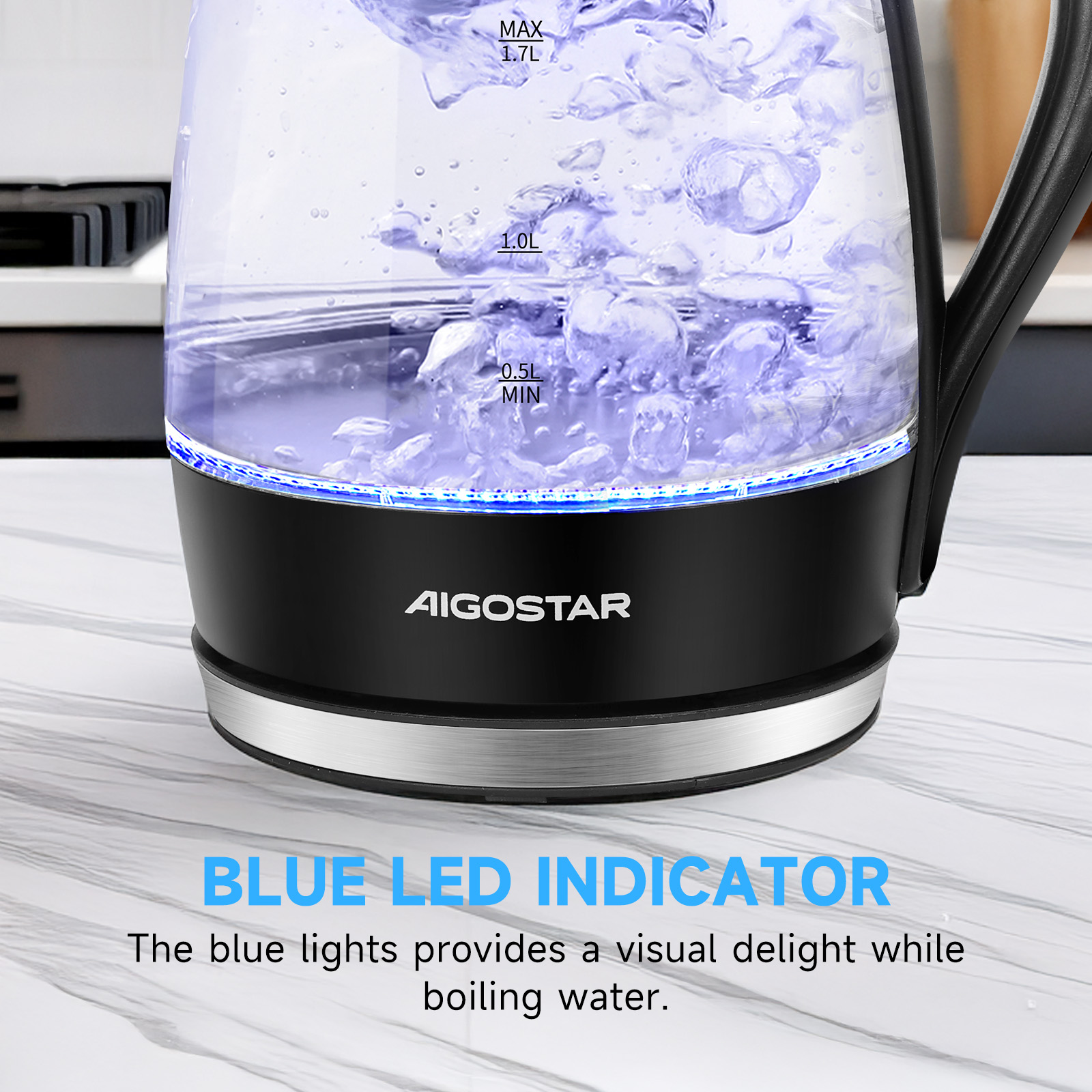 Nahaufnahme eines schwarzen und transparenten Wasserkochers mit Wasser, blaue LED-Anzeige.