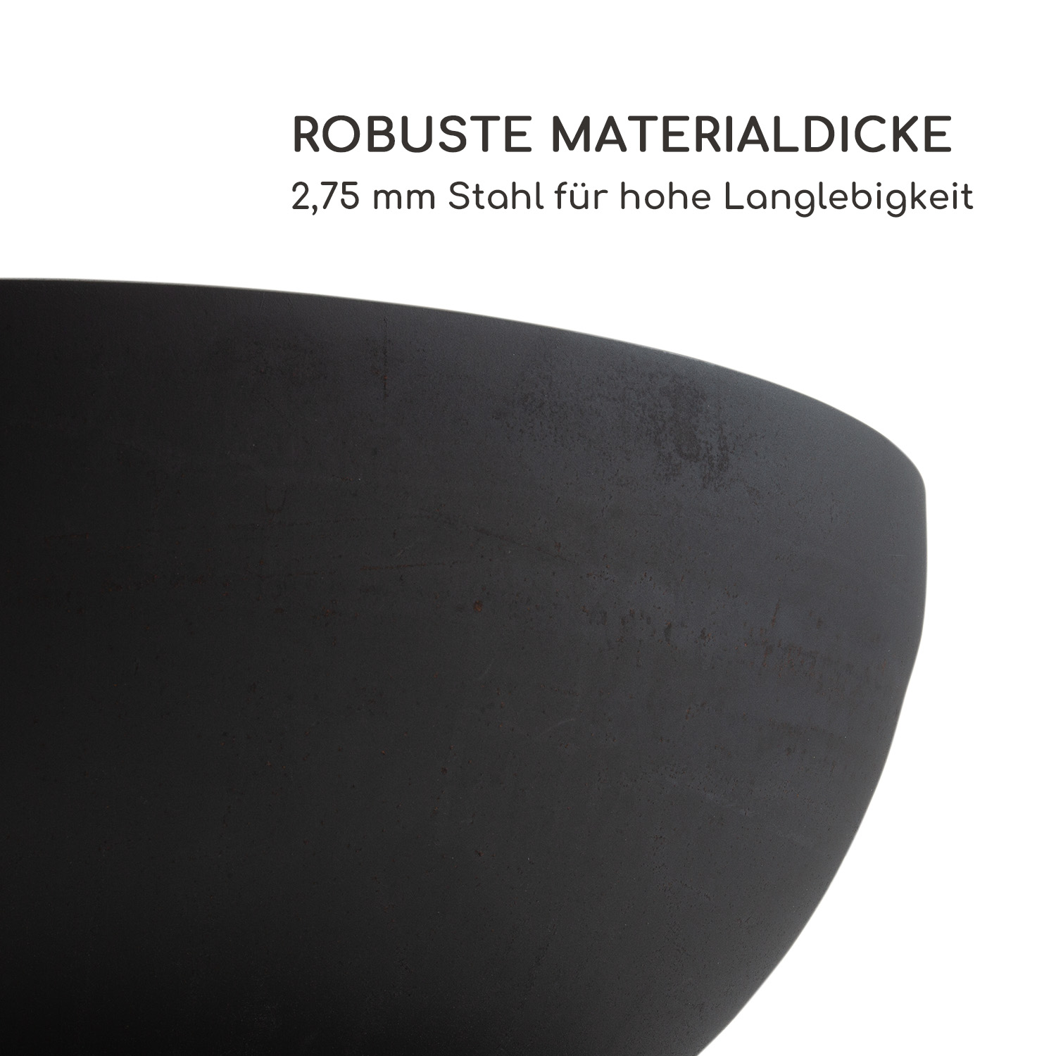Una ciotola nera, con un focus sul materiale spesso e robusto.