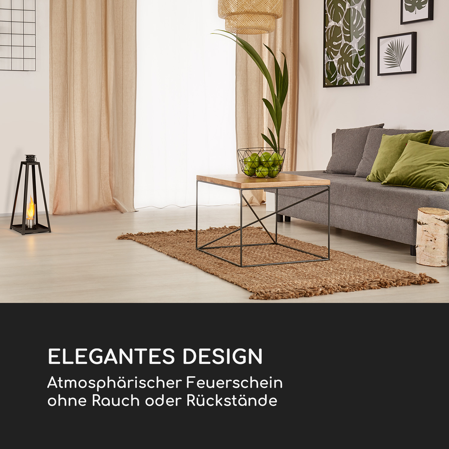 Zimmer mit Sofa, Teppich und Laterne mit Flamme. Modernes Interieur mit Kunstwerken.