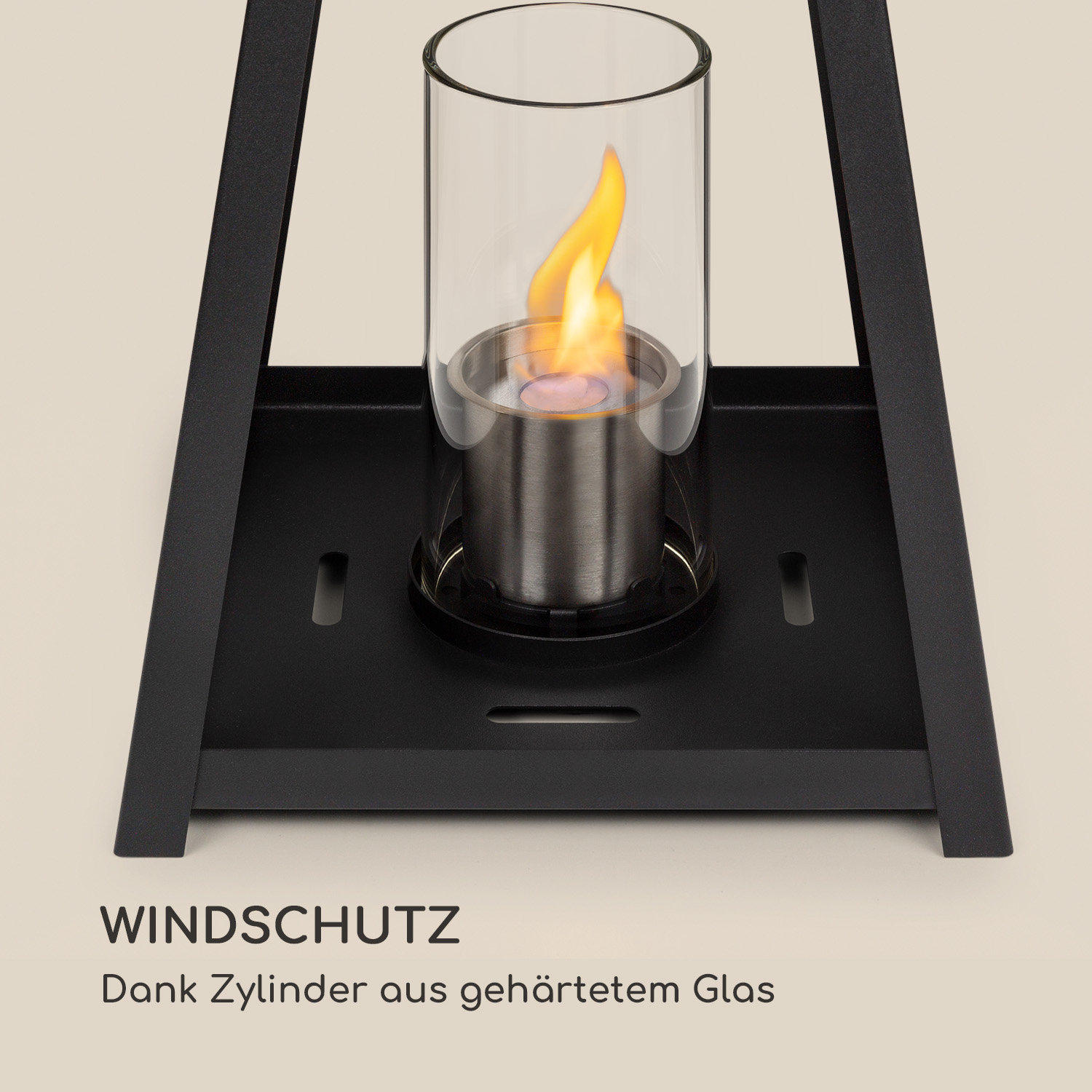 Nahaufnahme einer schwarzen Metalllaterne mit Flamme in einem Glaszylinder.