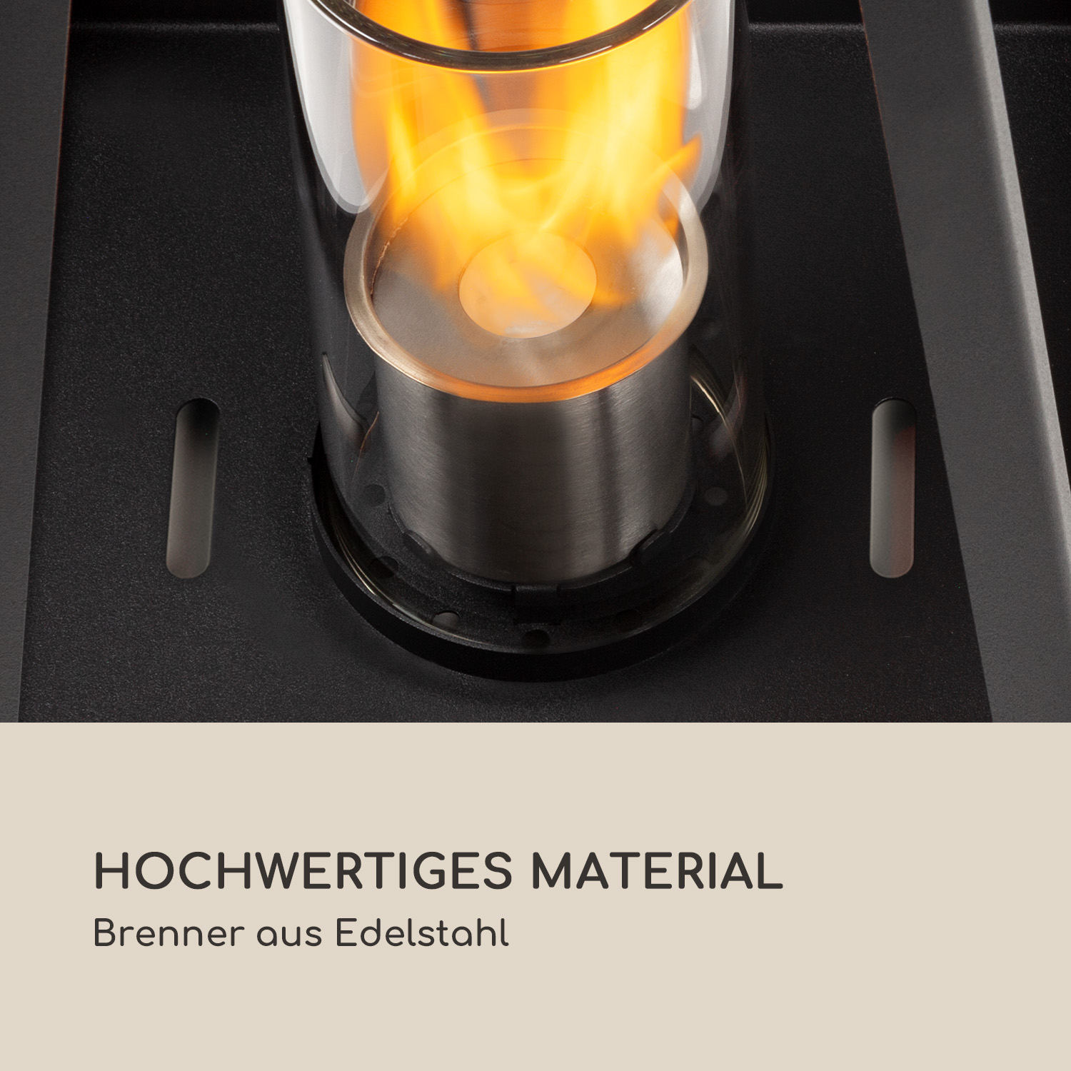 Nahaufnahme eines schwarzen Metallbrenners mit Edelstahlbehälter und Flamme.