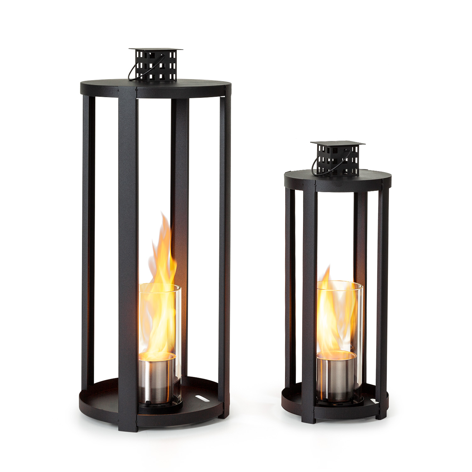 Zwei schwarze Metalllaternen mit Flammen im Inneren, auf weißem Hintergrund. Eine ist größer als die andere.