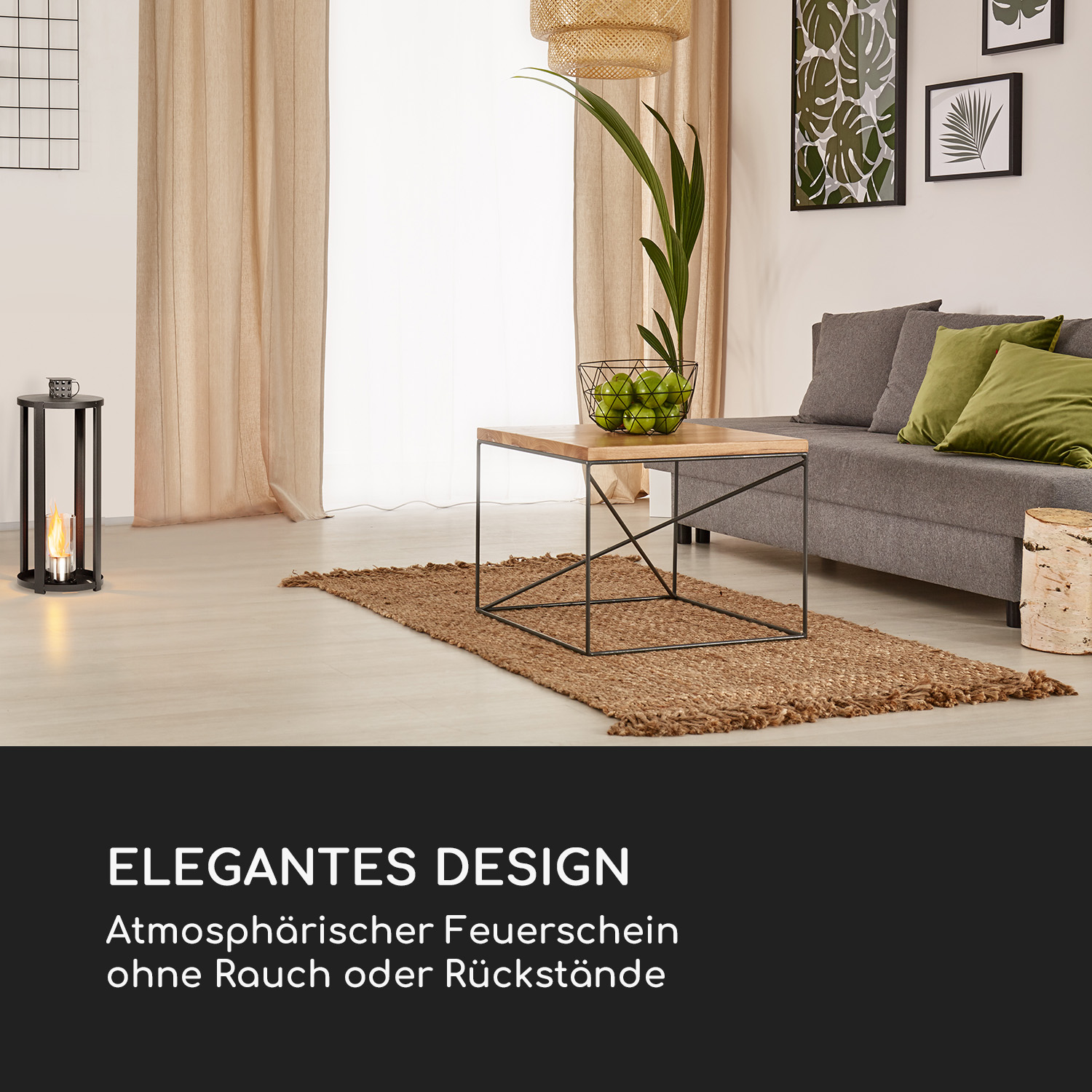Ein Wohnzimmer mit Kamin. Es gibt ein Sofa, einen Teppich und einen Tisch mit Dekorationen.