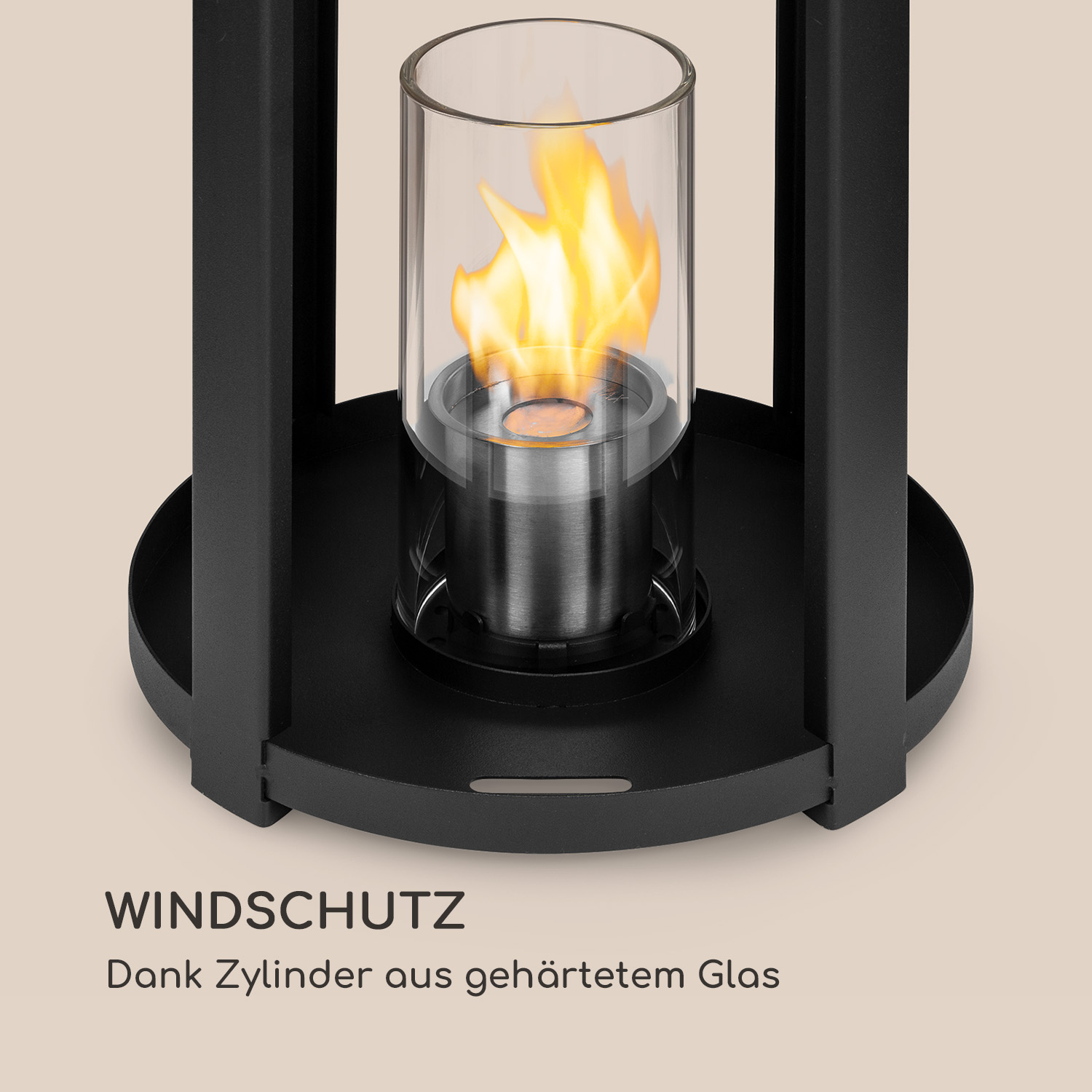 Nahaufnahme einer schwarzen Laterne mit einer Flamme in einem Glaszylinder. Die Laterne steht auf einem schwarzen Sockel.
