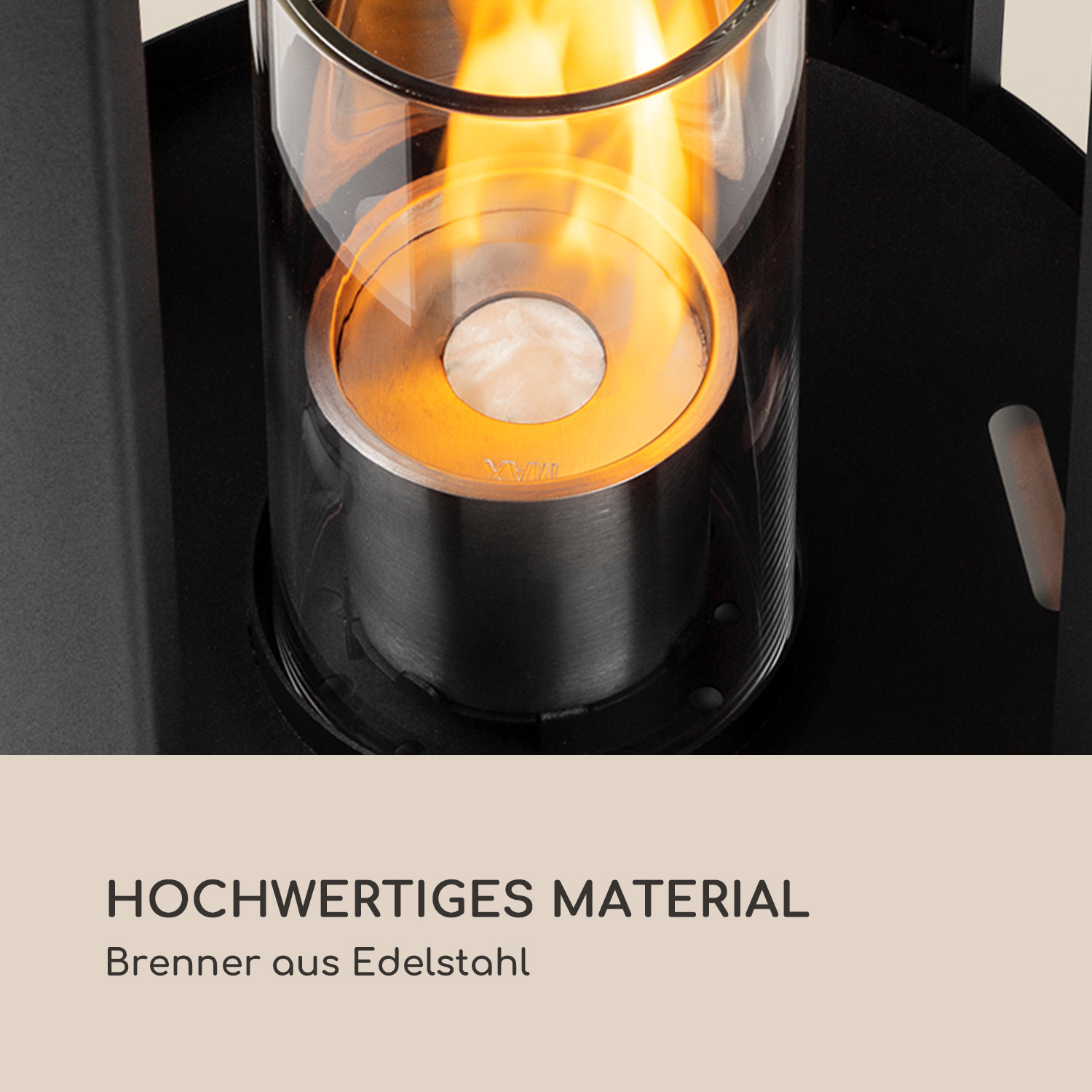 Nahaufnahme einer schwarzen Laterne mit Flamme in einem Glaszylinder. Fokus auf den Edelstahlbrenner.
