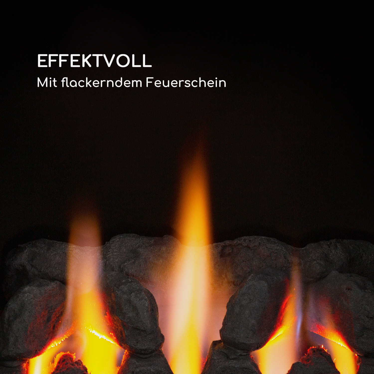Nahaufnahme eines Kamins mit Flammen, schwarzen Steinen und einem dunklen Hintergrund.