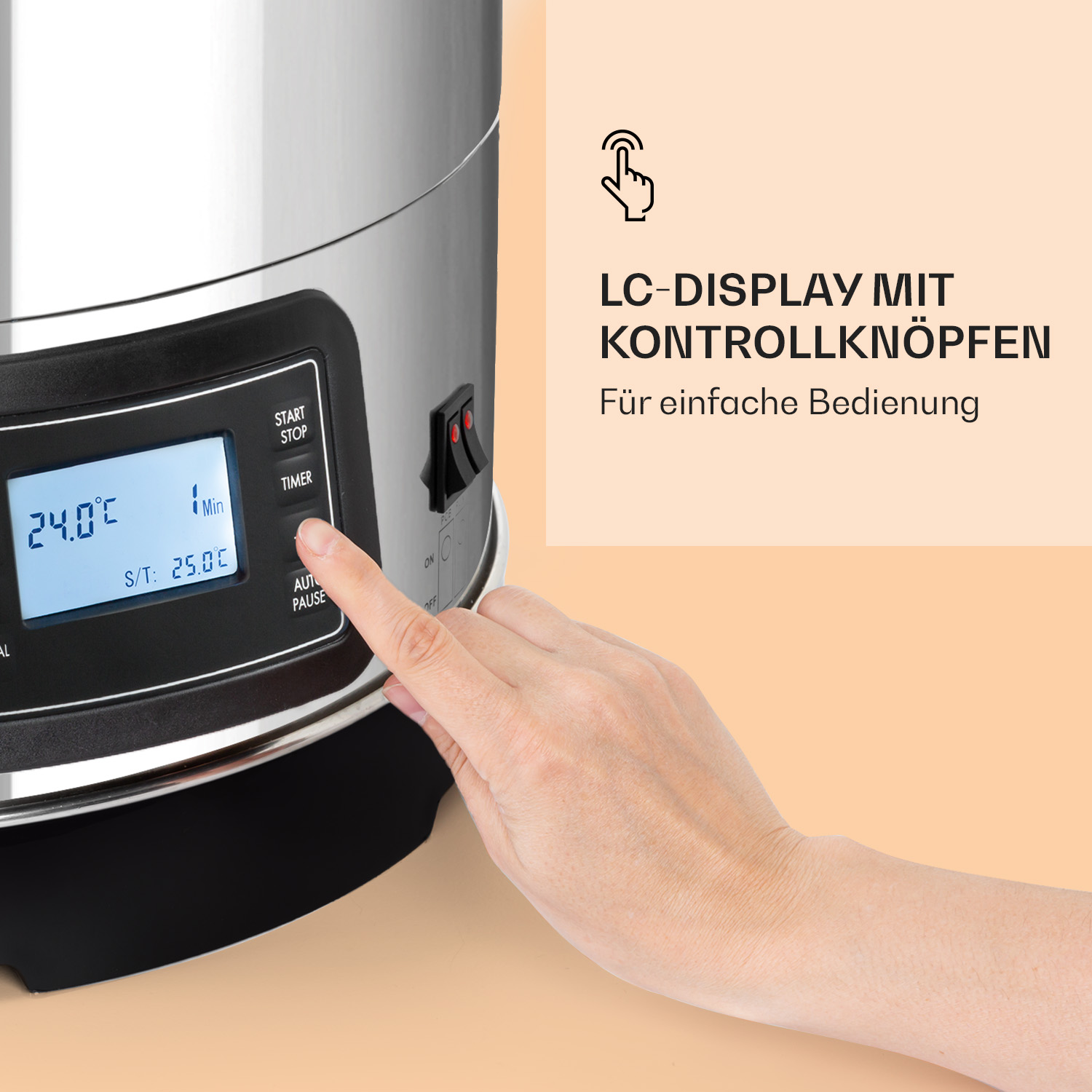 Hand drückt eine Taste auf einem silbernen Bedienfeld. Die Anzeige zeigt Temperatur und Zeit.