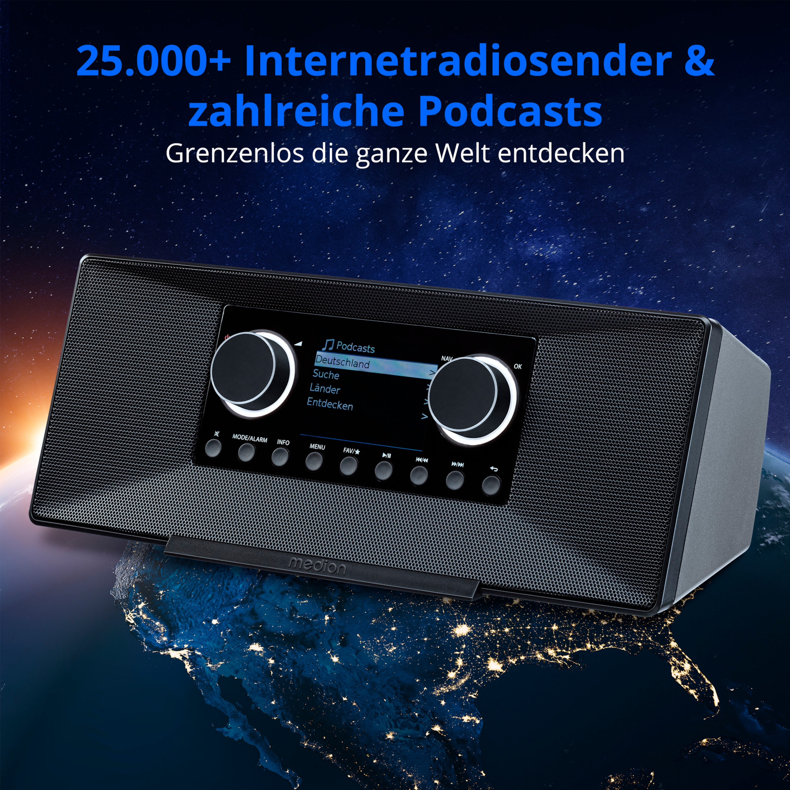 Schwarzes Radio mit Display und Knöpfen, vor dem Hintergrund eines Nachthimmels und einer Weltkarte.