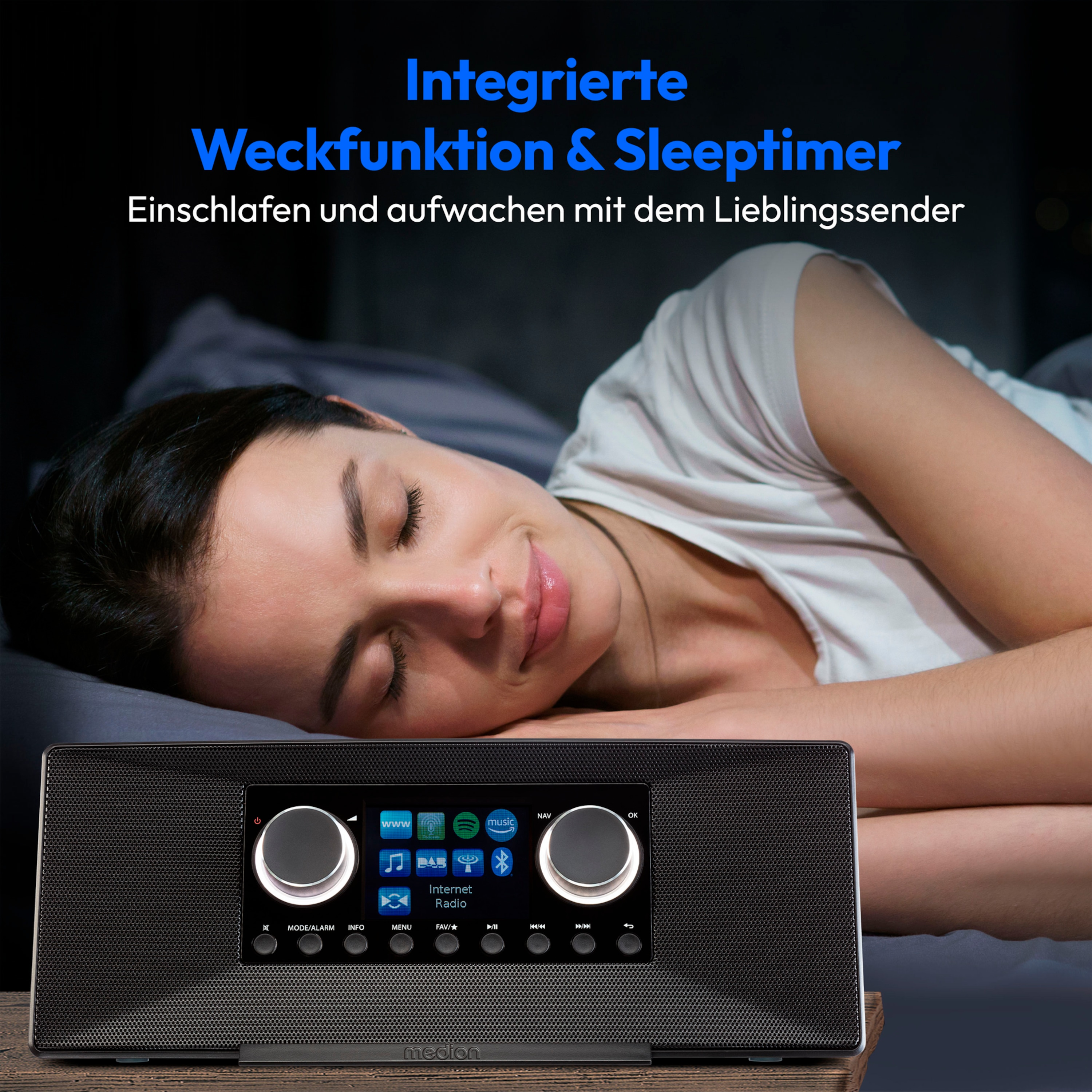 Frau schläft neben einem Radio. Text: Integrierte Weckfunktion & Sleep-Timer.