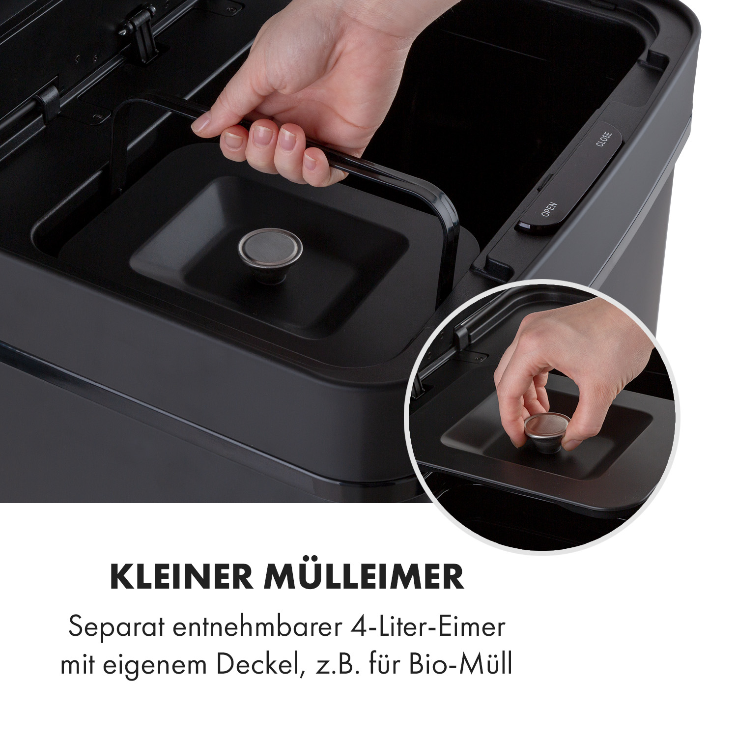 Die Hand einer Person nimmt einen kleinen schwarzen Müllbehälter aus einem größeren Behälter.