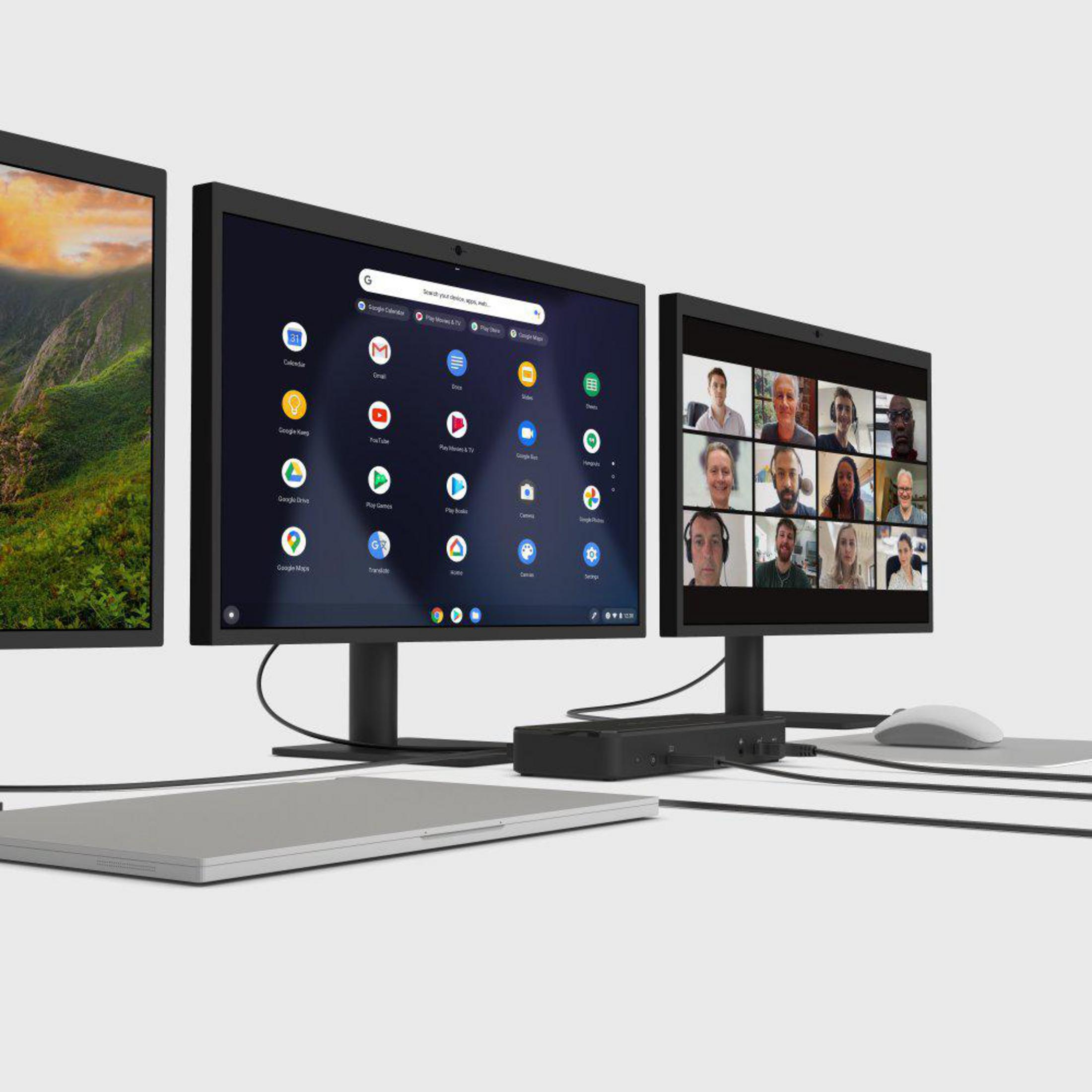 Trois moniteurs affichant un paysage de montagne, une interface ChromeOS et une vidéoconférence avec des personnes.