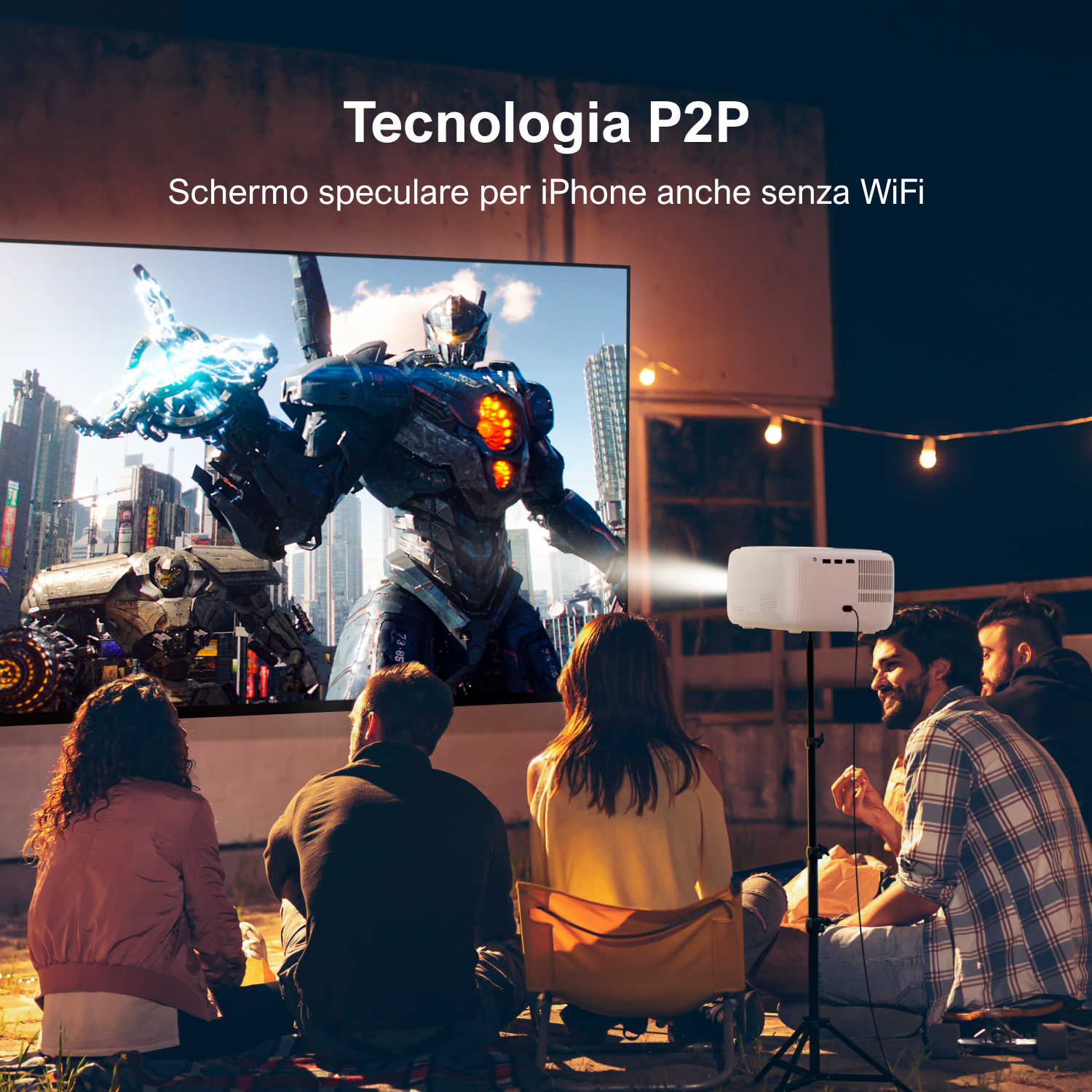 Scena na zewnątrz: Ludzie oglądają film wyświetlany na ekranie. Tekst w języku włoskim.