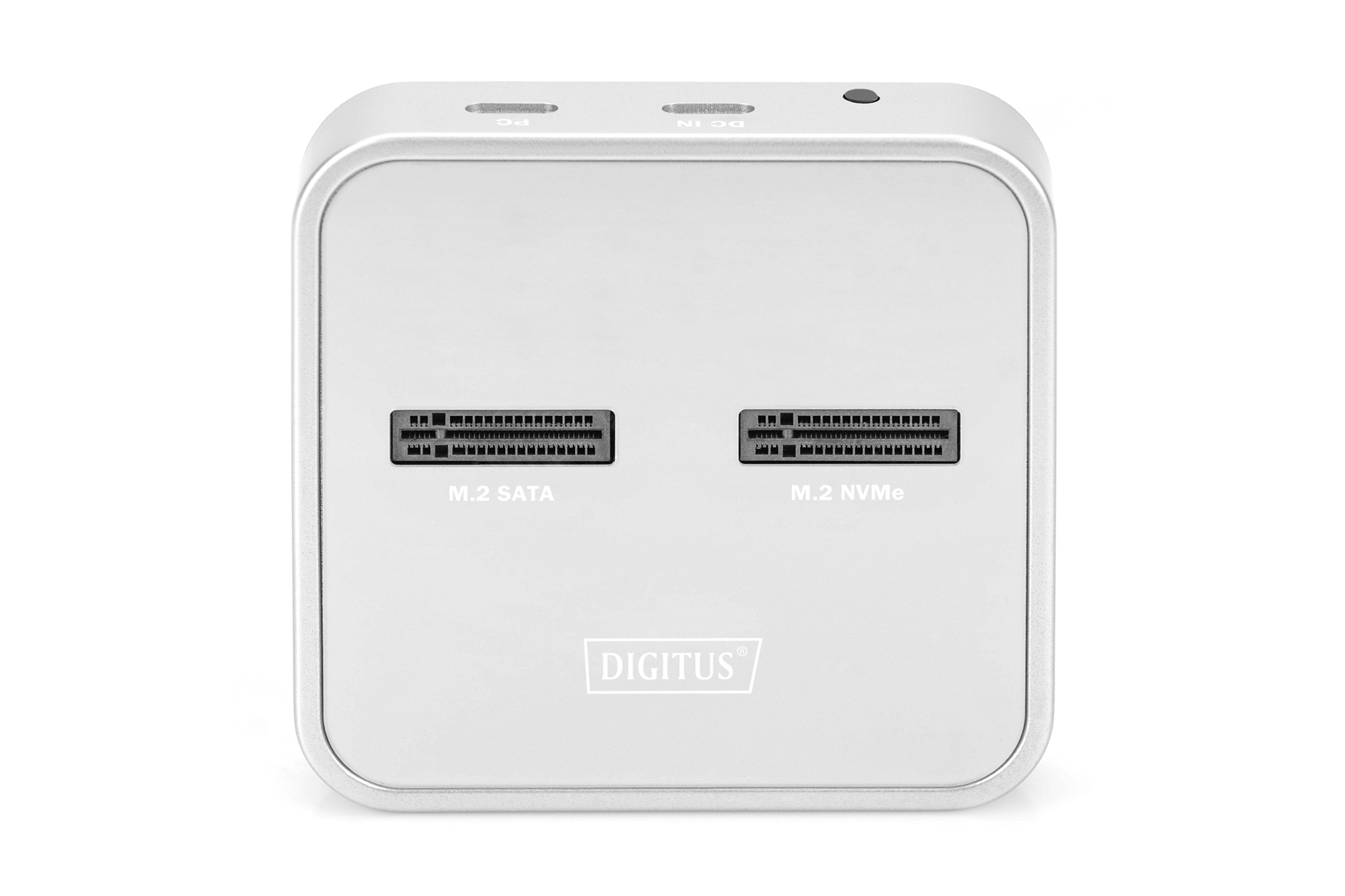 Dispositivo quadrato argentato con porte M.2 SATA e M.2 NVMe. Sfondo nero, testo bianco e porte etichettate.