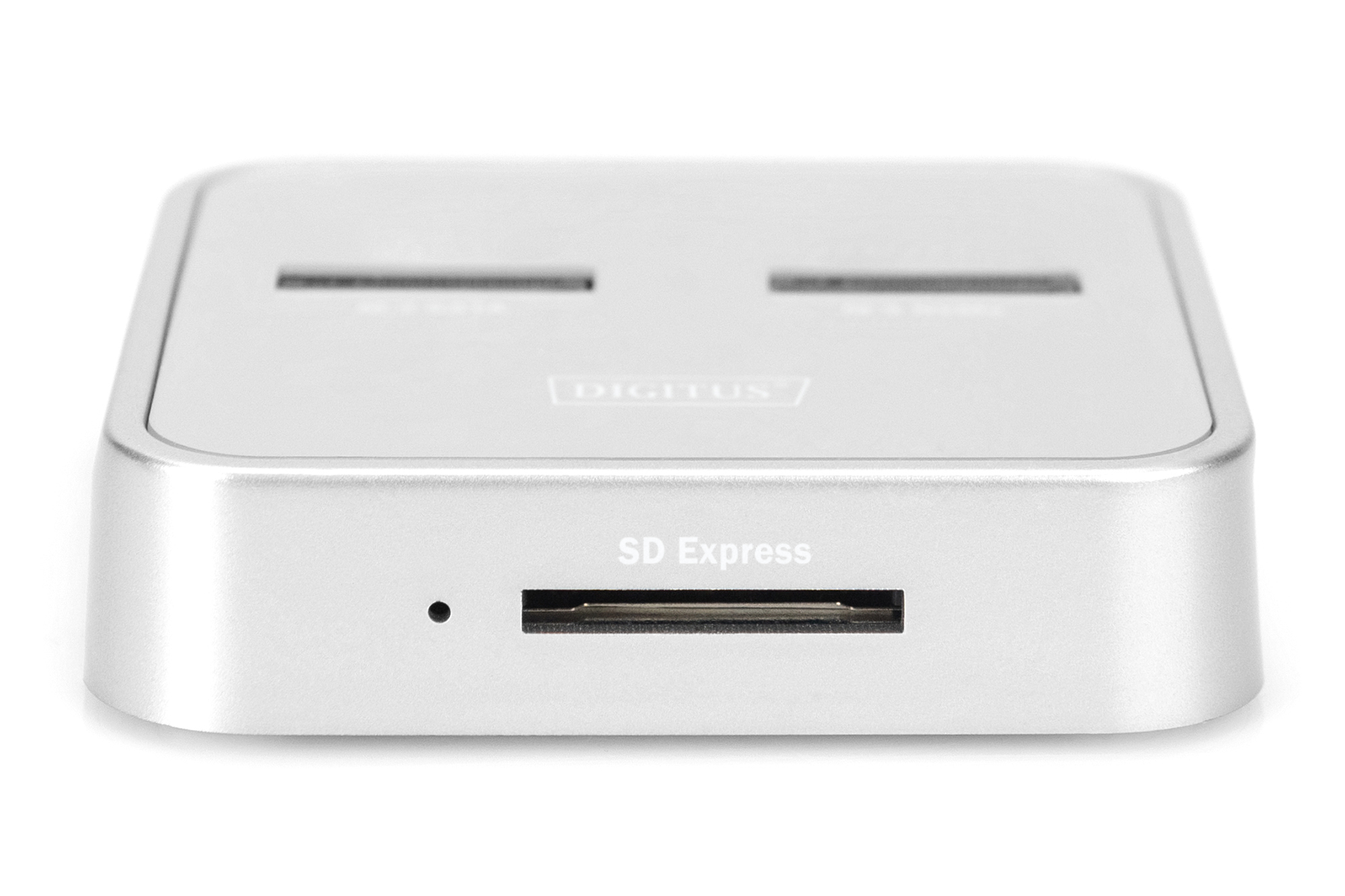 Lettore di schede SD Express argentato con slot SD Express. Sfondo bianco. Il dispositivo è quadrato.