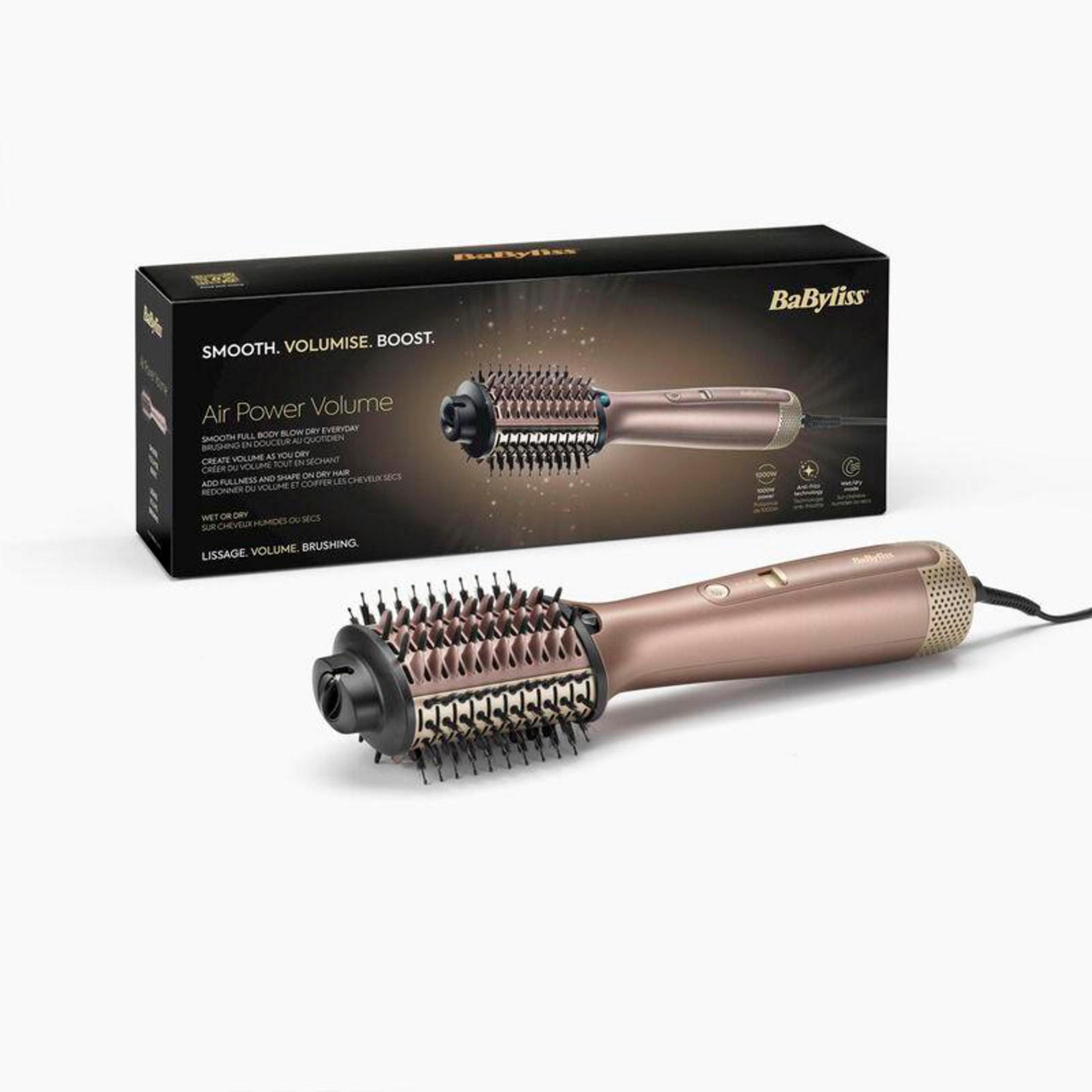 Eine roségoldene Haarbürste mit einer schwarzen Box dahinter. Die Box hat das Markenlogo 'BaByliss'.