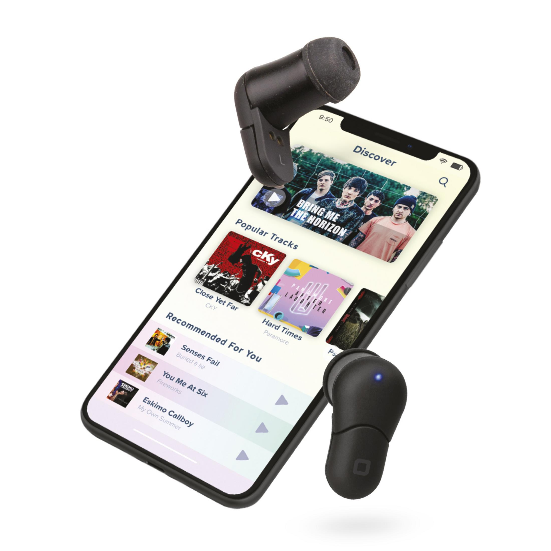 Auricolari wireless neri e un telefono che mostra musica. Il telefono è bianco. Sfondo bianco.