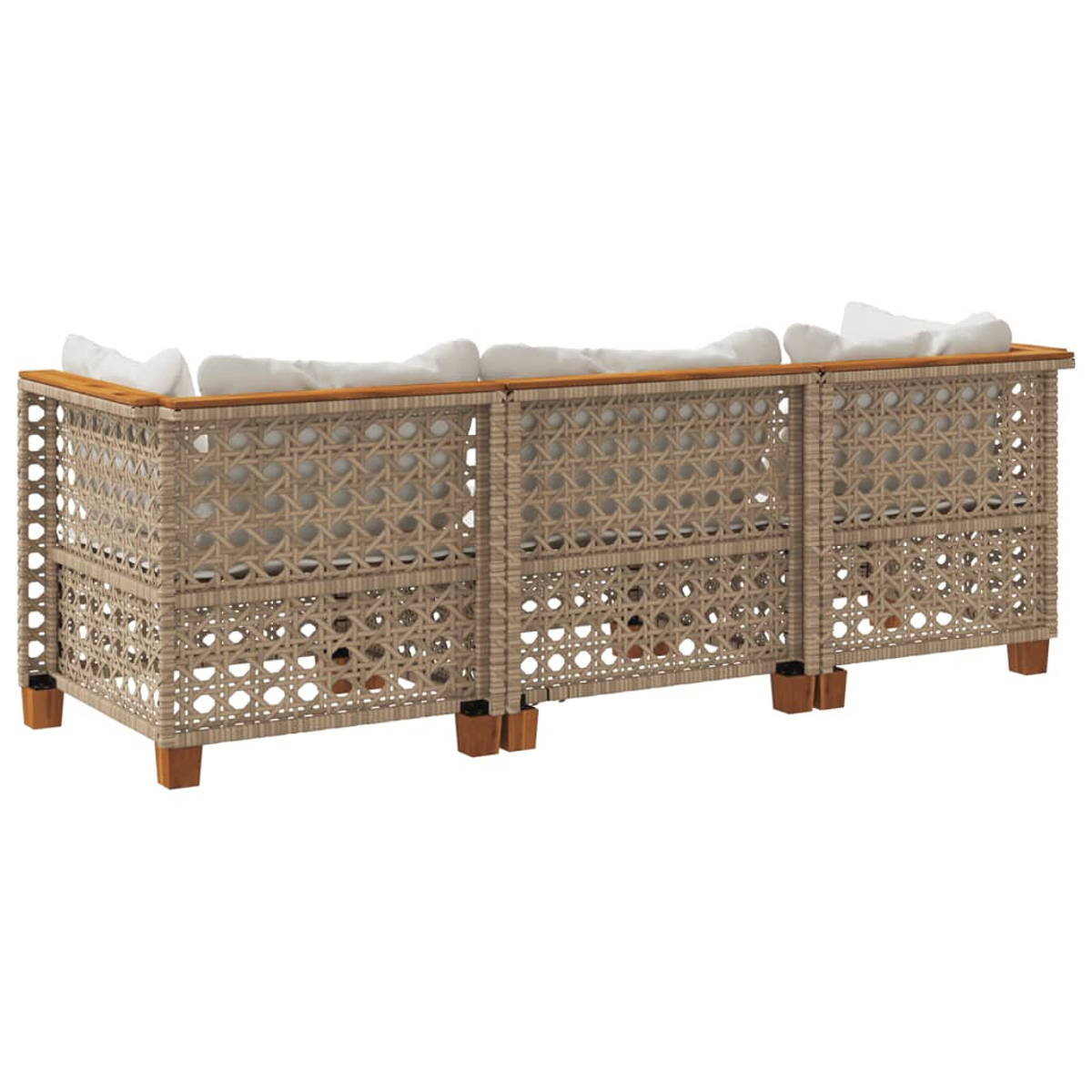 Un lungo divano beige da esterno con cuscini bianchi. Il divano è realizzato in materiale tessuto.