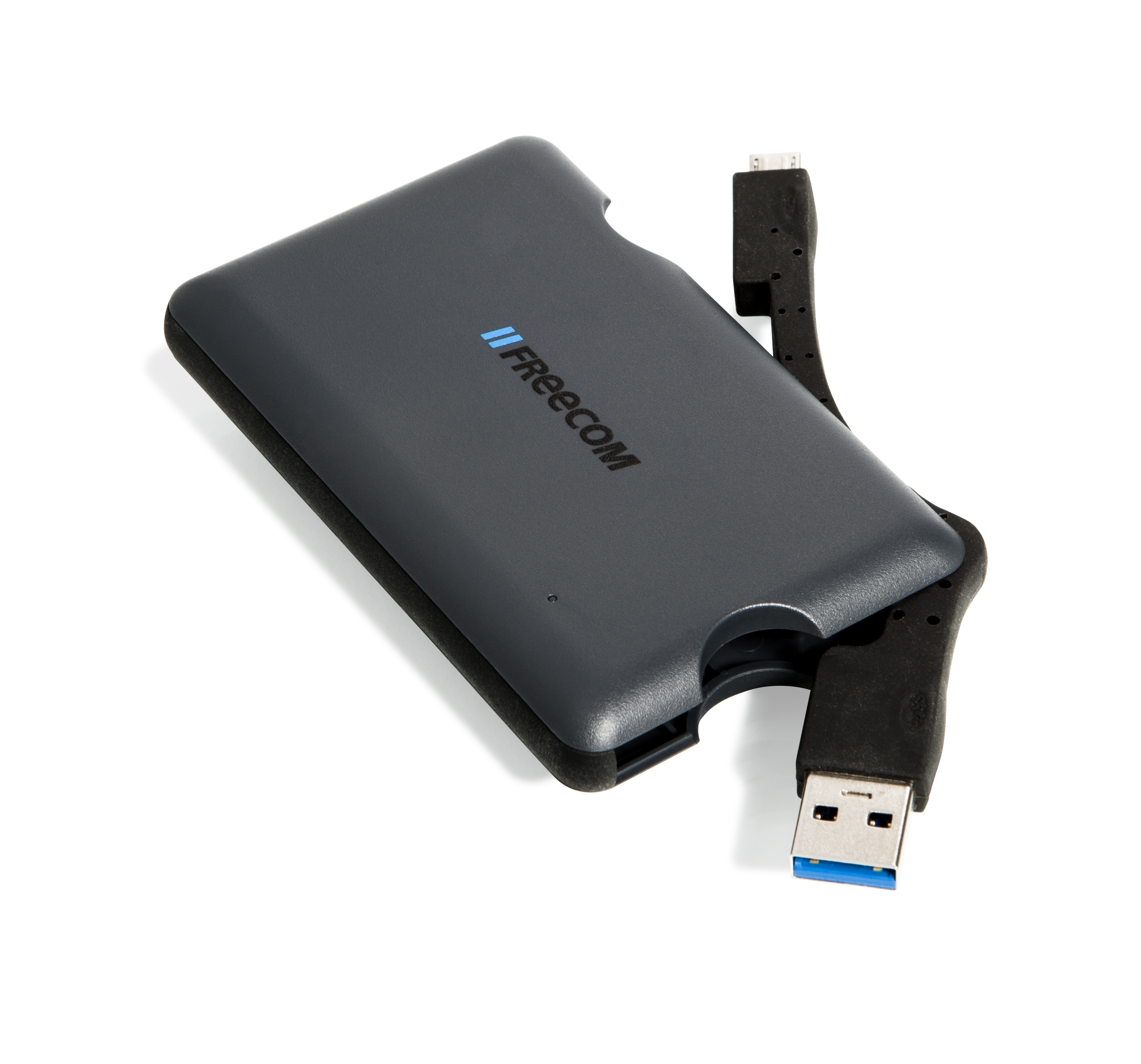 Un disco rigido esterno grigio scuro con un cavo USB nero collegato. L'etichetta "Freecom" è visibile.