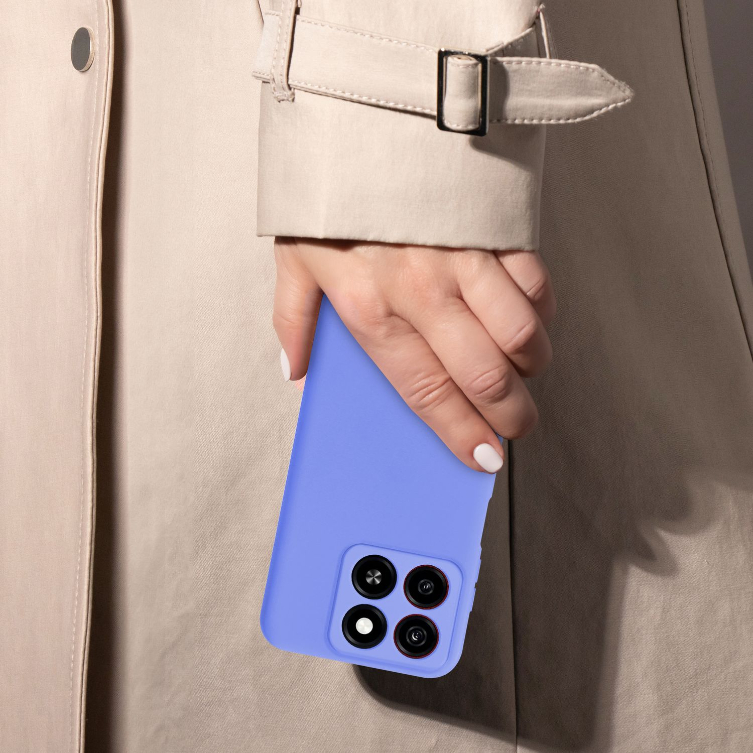 Hand, die ein blaues Telefon mit einer lila Hülle hält, hält ein Telefon.