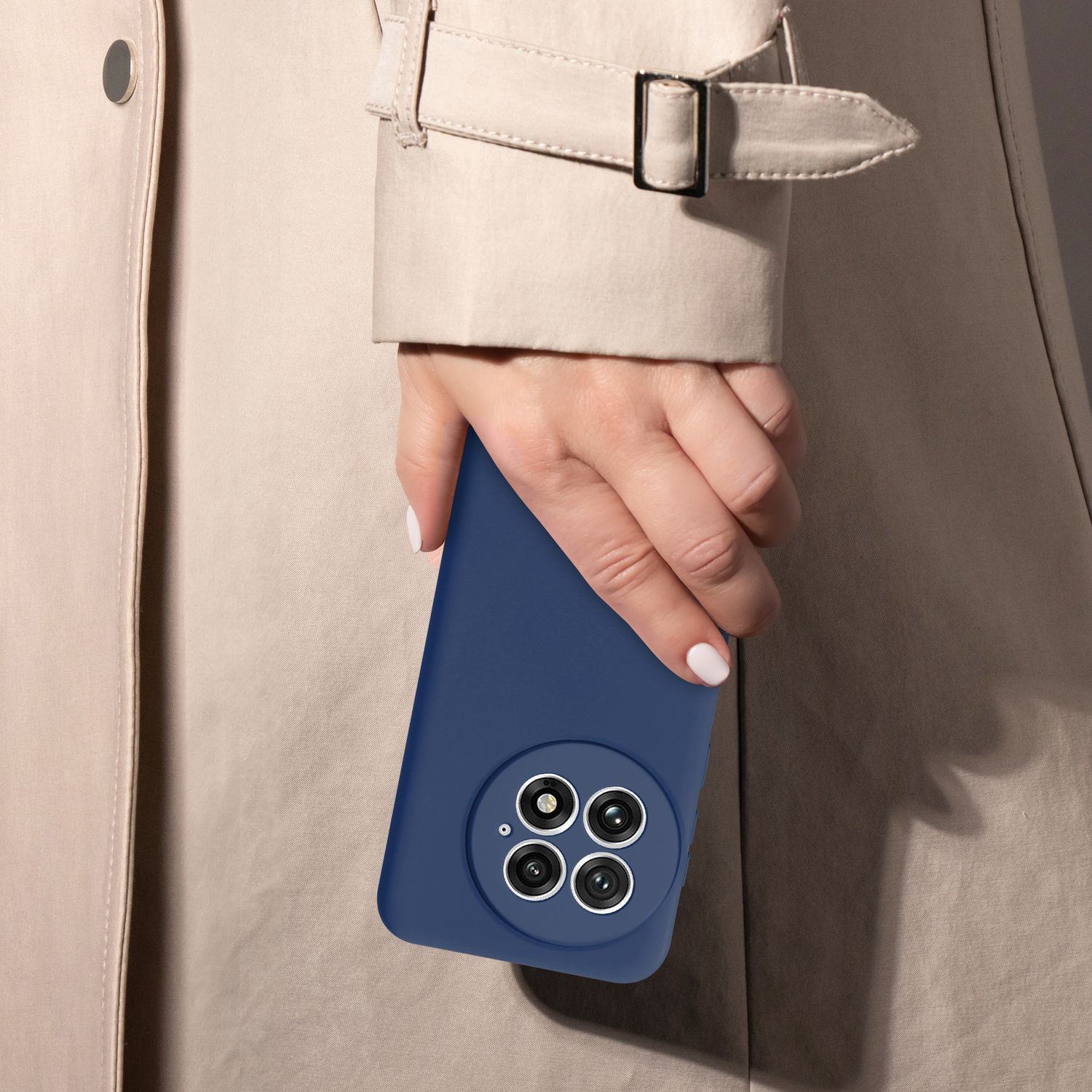 Person im Mantel hält ein blaues Telefon in einer Hülle. Das Telefon hat Kameralinsen.