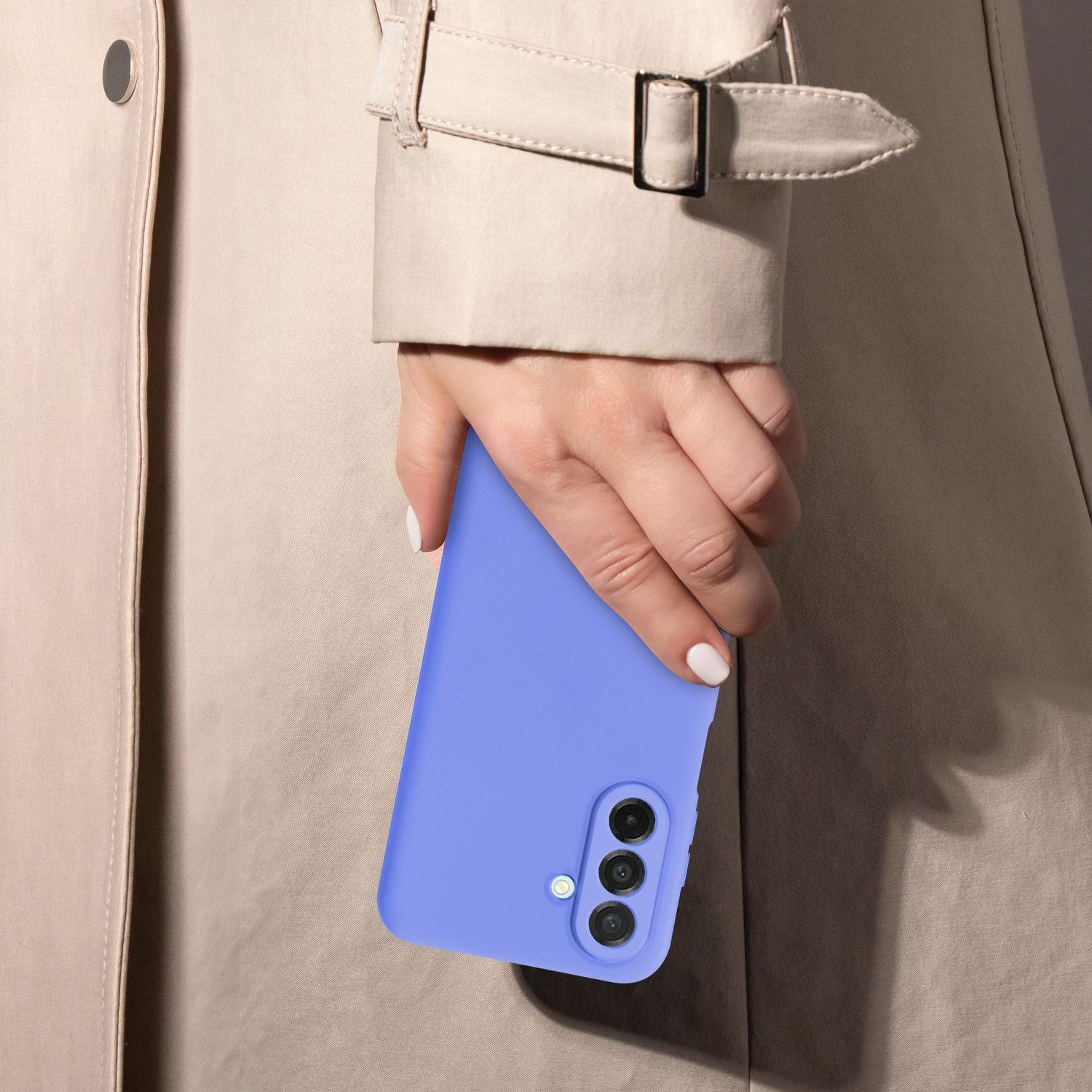 Person hält blaues Telefon in beigem Mantel. Das Telefon hat ein schwarzes Kamerapaneel.