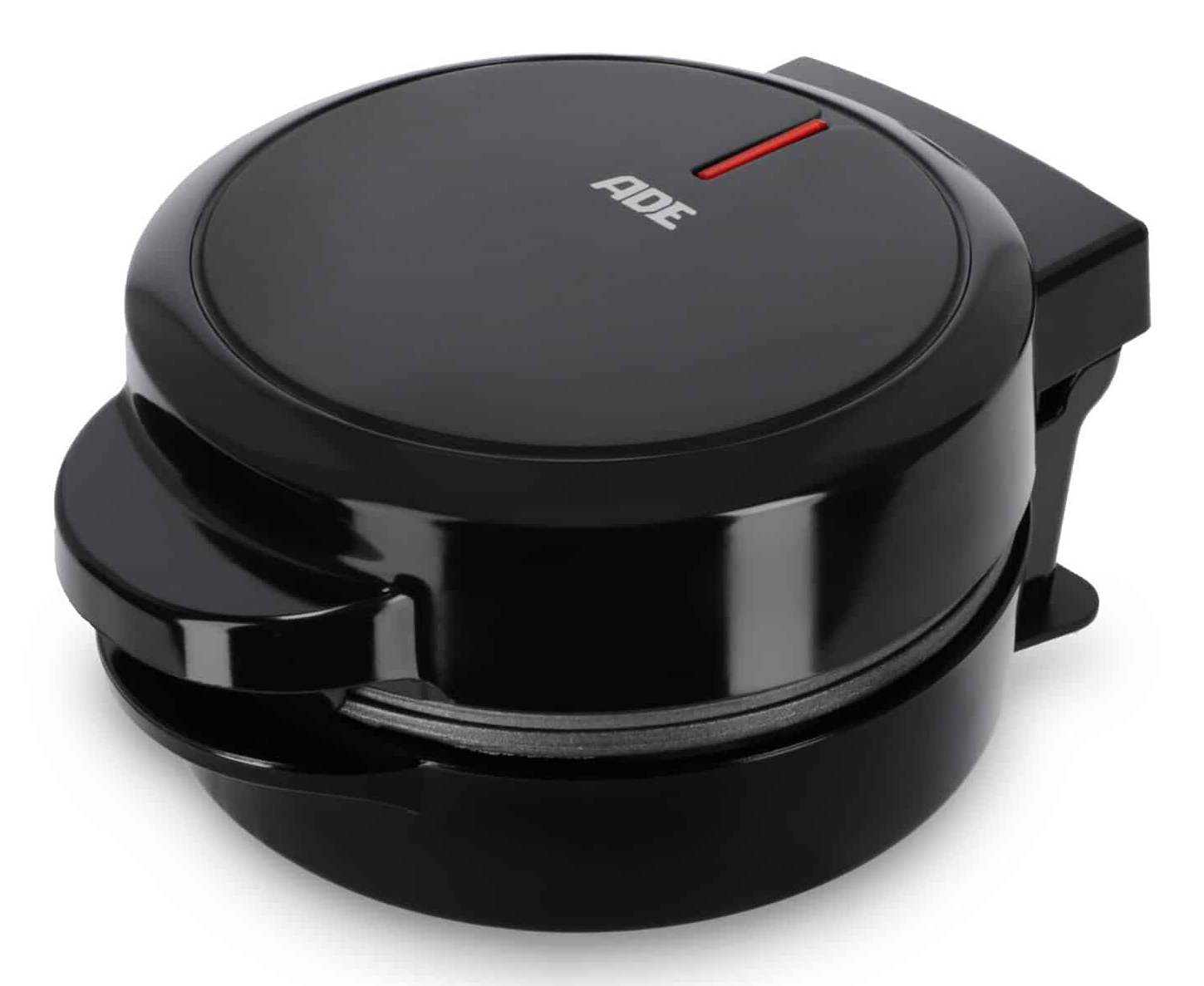 Czarny gofrownica z czerwoną lampką kontrolną. Logo ADE widoczne na górze.