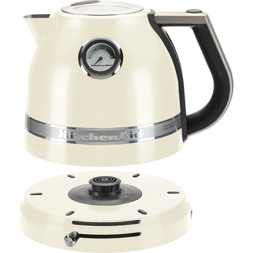 Cremefarbener KitchenAid-Wasserkocher auf abgetrennter Basis. Weißer Hintergrund.