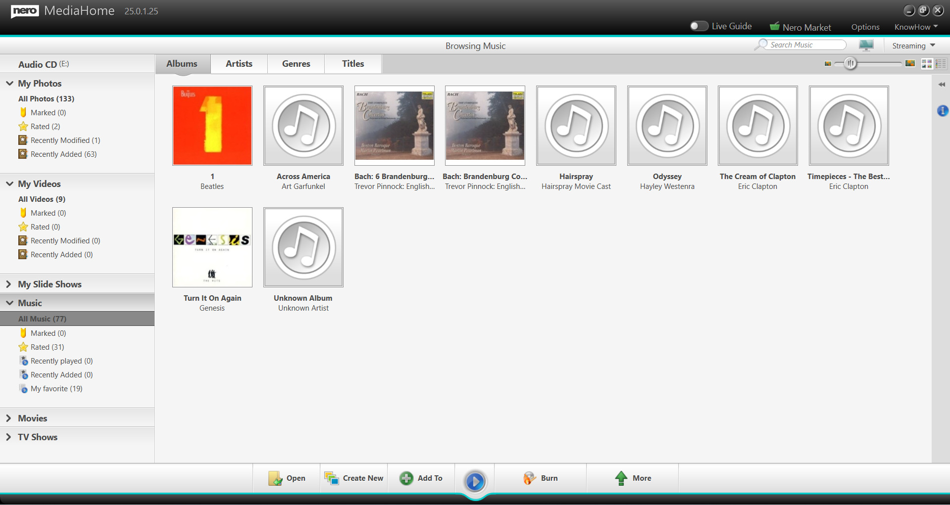 Interfejs programu komputerowego. Menu po lewej stronie, okładki albumów w głównym oknie.
