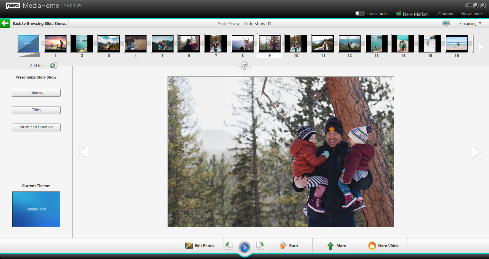 Ekran komputera wyświetlający oprogramowanie do pokazu slajdów. Mężczyzna i dwoje dzieci są na zdjęciu.