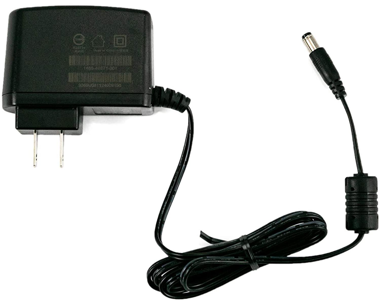 Czarny zasilacz z kablem i wtyczką. Białe tło.