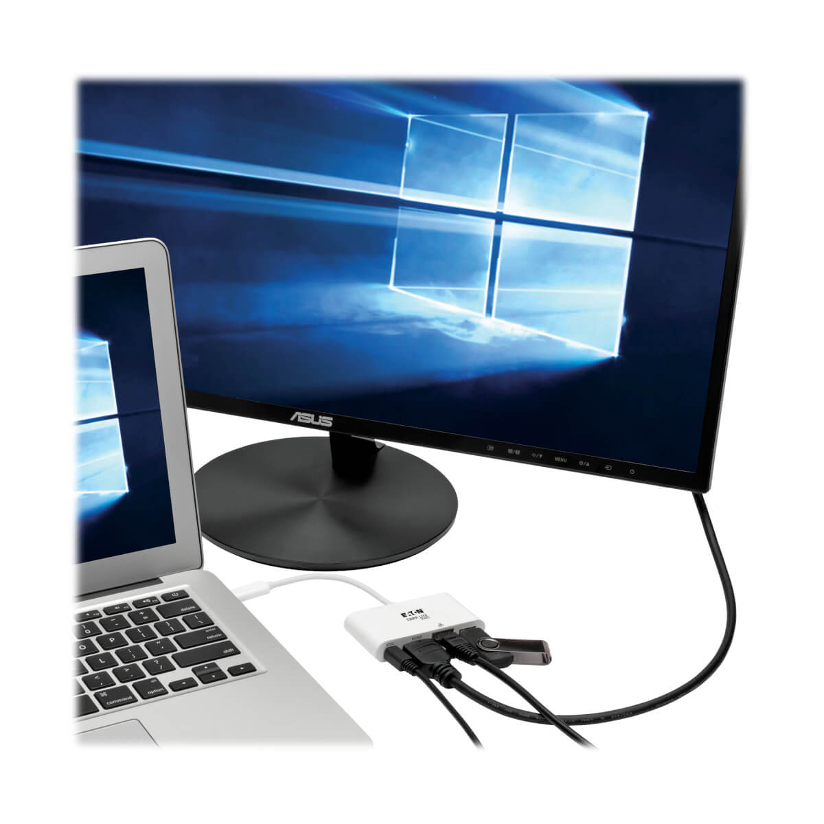 Laptop podłączony do monitora za pomocą koncentratora USB. Białe tło.