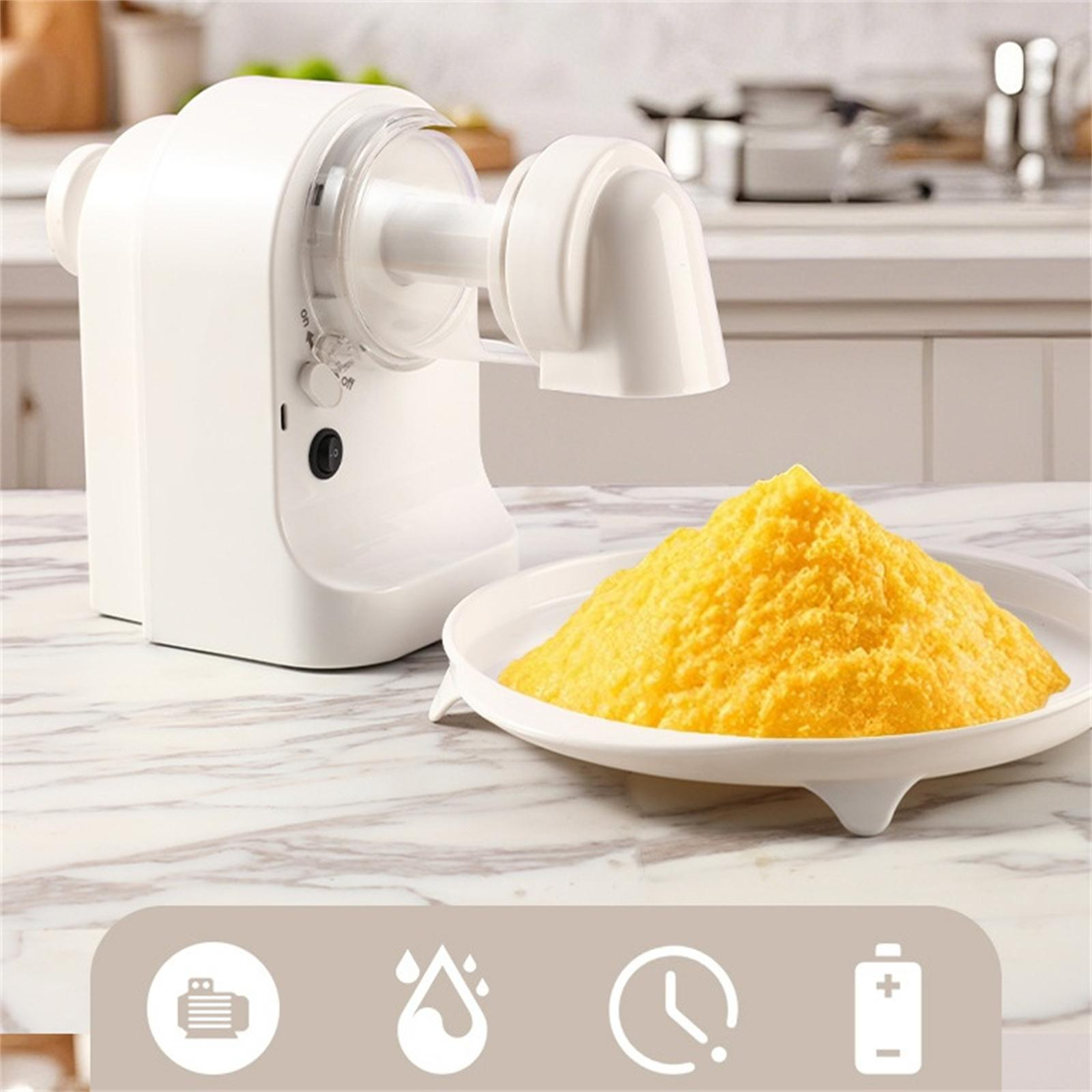 Weißer Foodprocessor mit gelbem Essen auf einem weißen Teller. Küchenhintergrund.