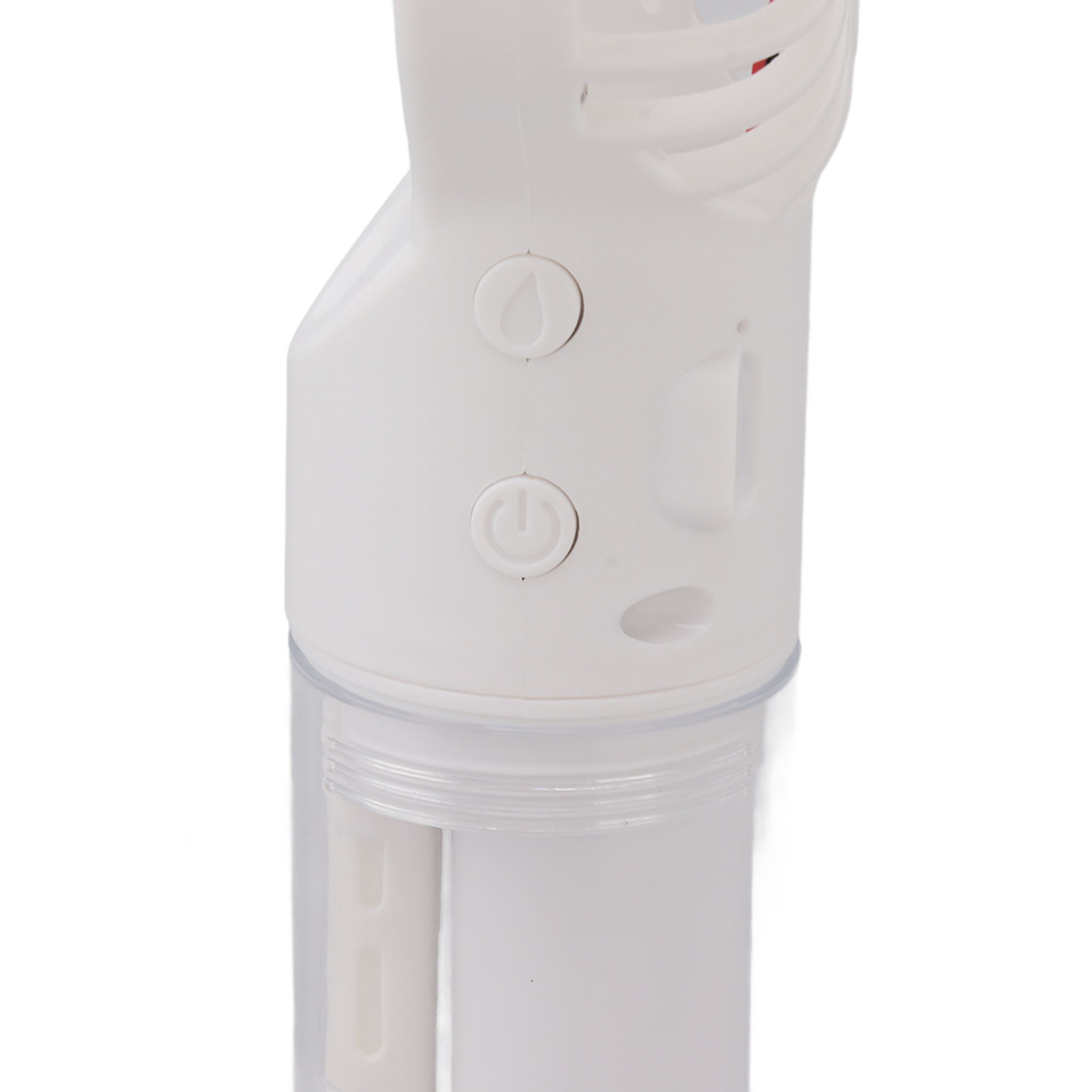 Nahaufnahme des unteren Teils eines weißen, tragbaren Ventilators mit Ein- und Ausschalttaste und Sprühtaste.