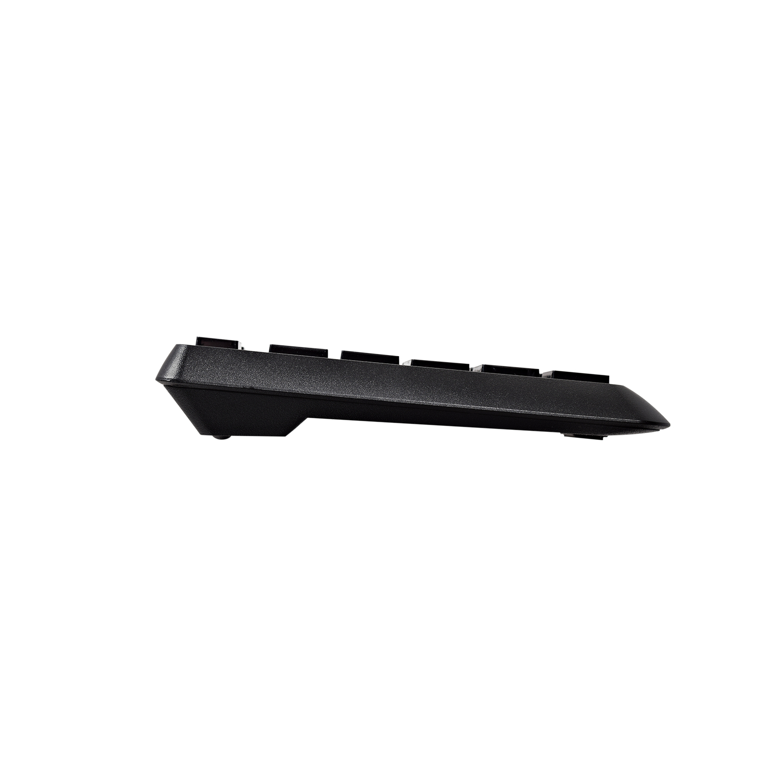 Teclado negro desde un lado. Está sobre un fondo blanco e inclinado.