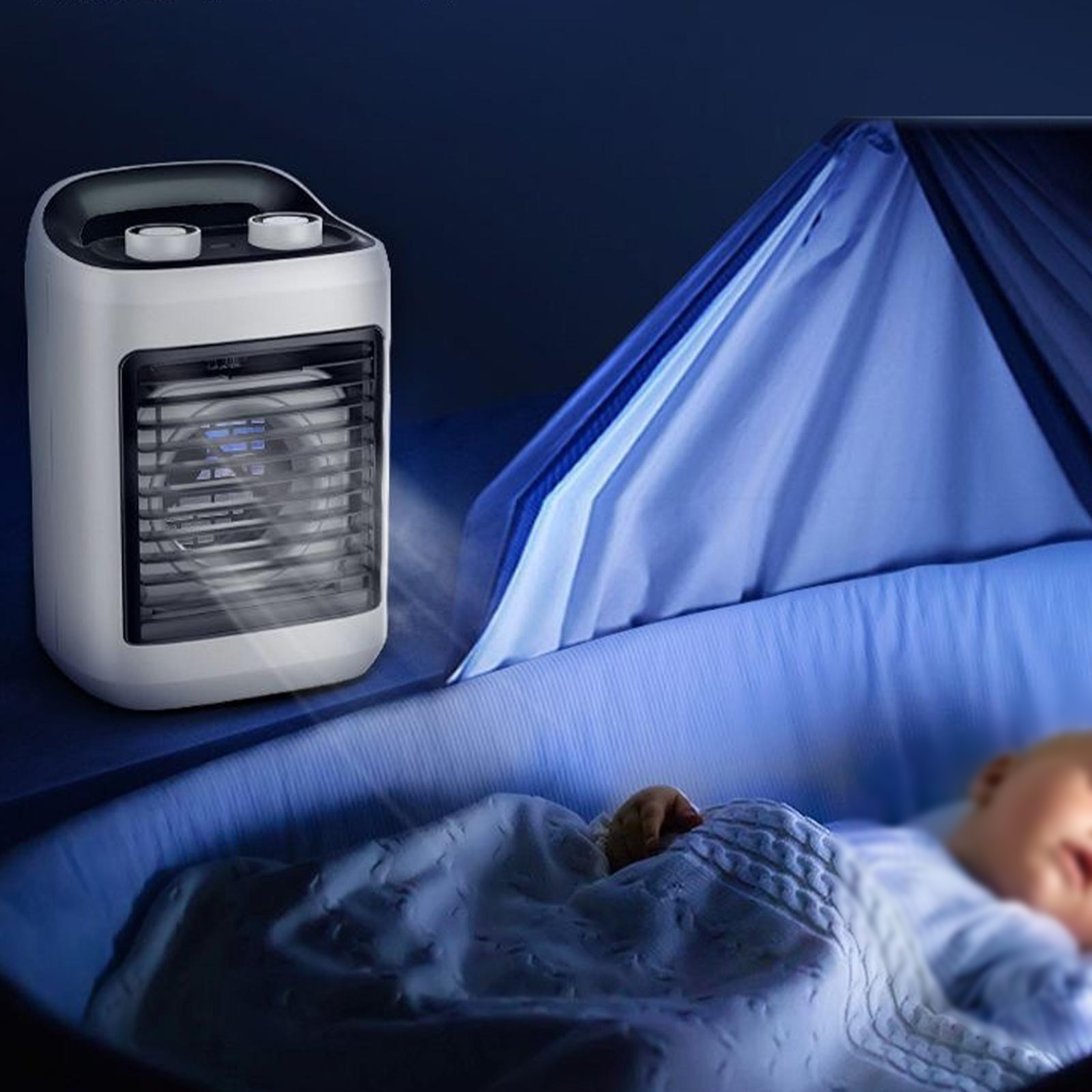 Luftkühler neben einem Baby in einem Kinderbett. Blaues Licht und eine blaue Decke. Nacht.