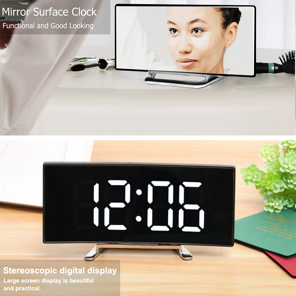 Spiegeluhr mit Reflexion. Eine Digitaluhr zeigt 12:05. Eine Bürste und andere Objekte befinden sich auf der Oberfläche.