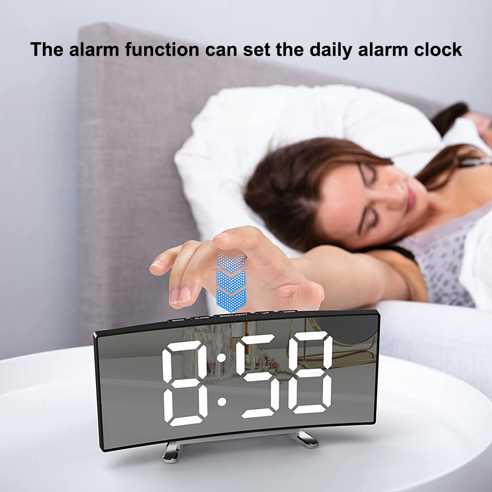 Digitaler Wecker zeigt 8:58 auf dem Tisch, Frau im Bett.