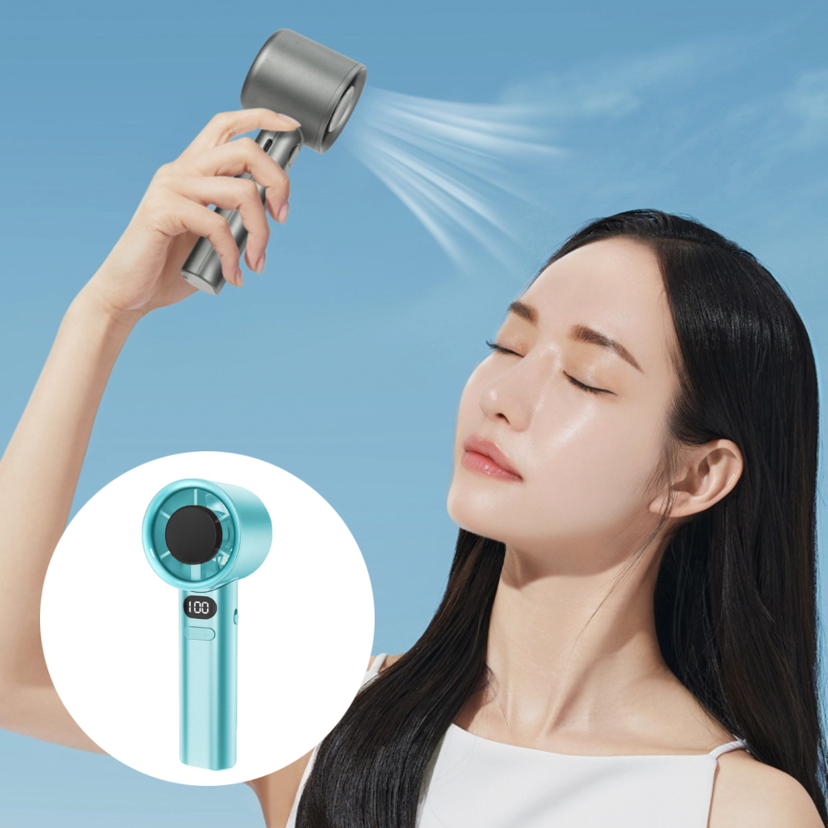 Frau benutzt einen Sprühventilator. Blauer Himmel im Hintergrund.