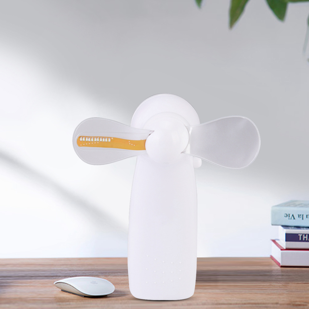 Ein weißer tragbarer Ventilator mit zwei Blättern und eine weiße Maus.