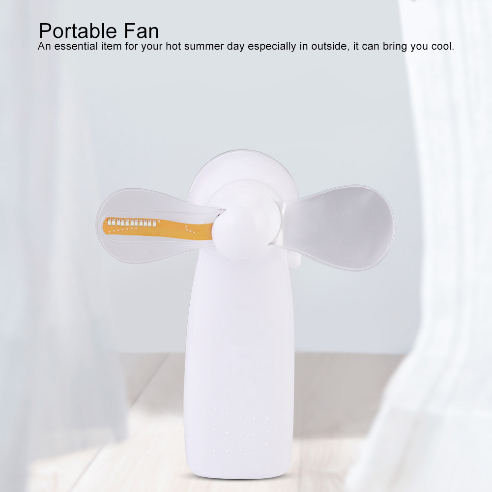 Weißer Handventilator mit zwei transparenten Flügeln. Er ist auf hellem Hintergrund.
