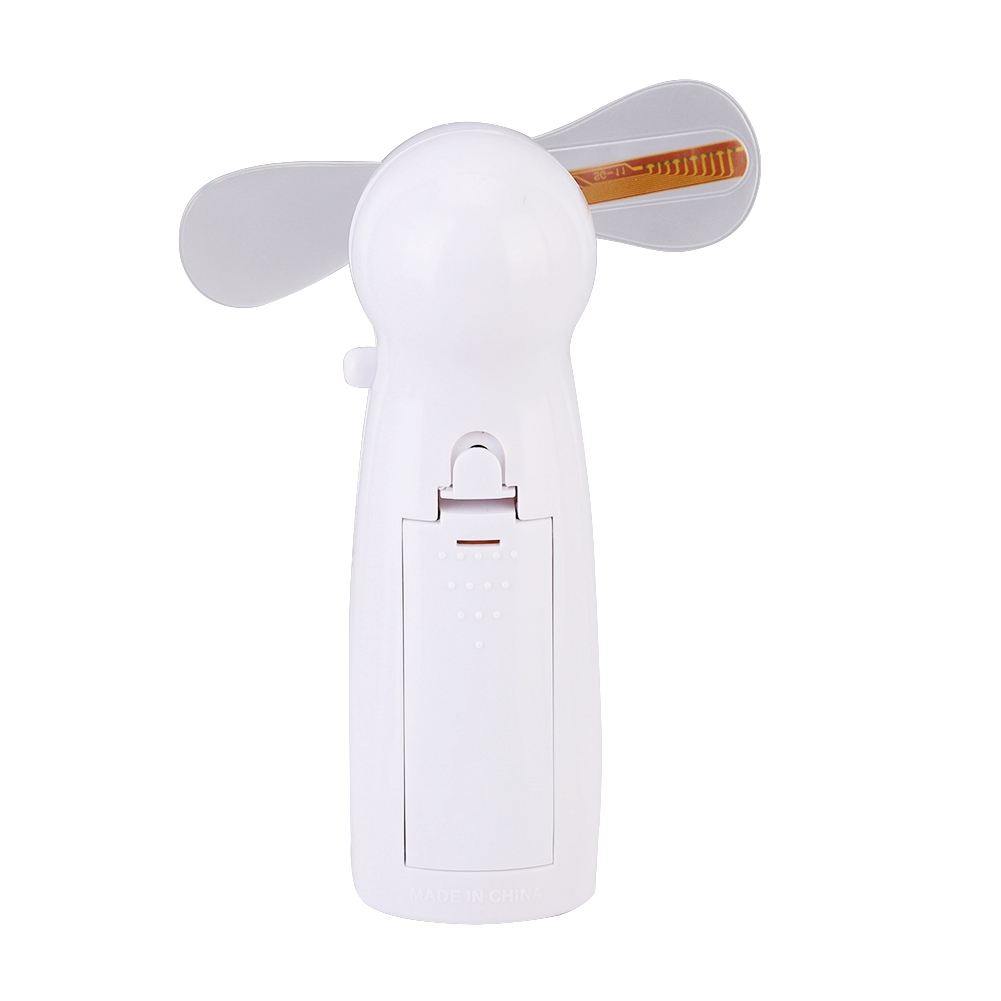 Weißer Handventilator mit zwei Flügeln. Er hat einen weißen Körper.
