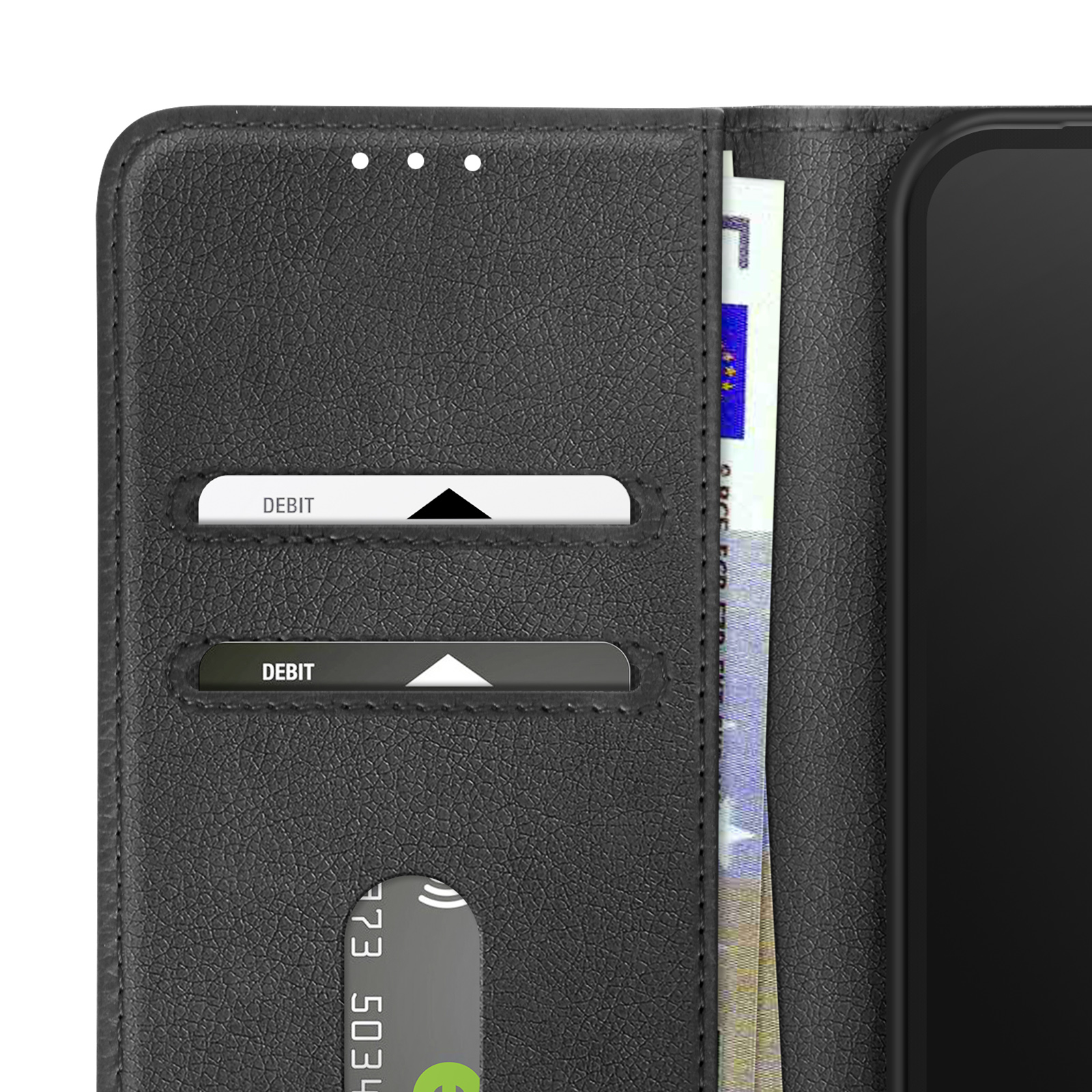 Zwarte leren telefoonhoes met zichtbare creditcardsleuven, met betaalpassen en geld.