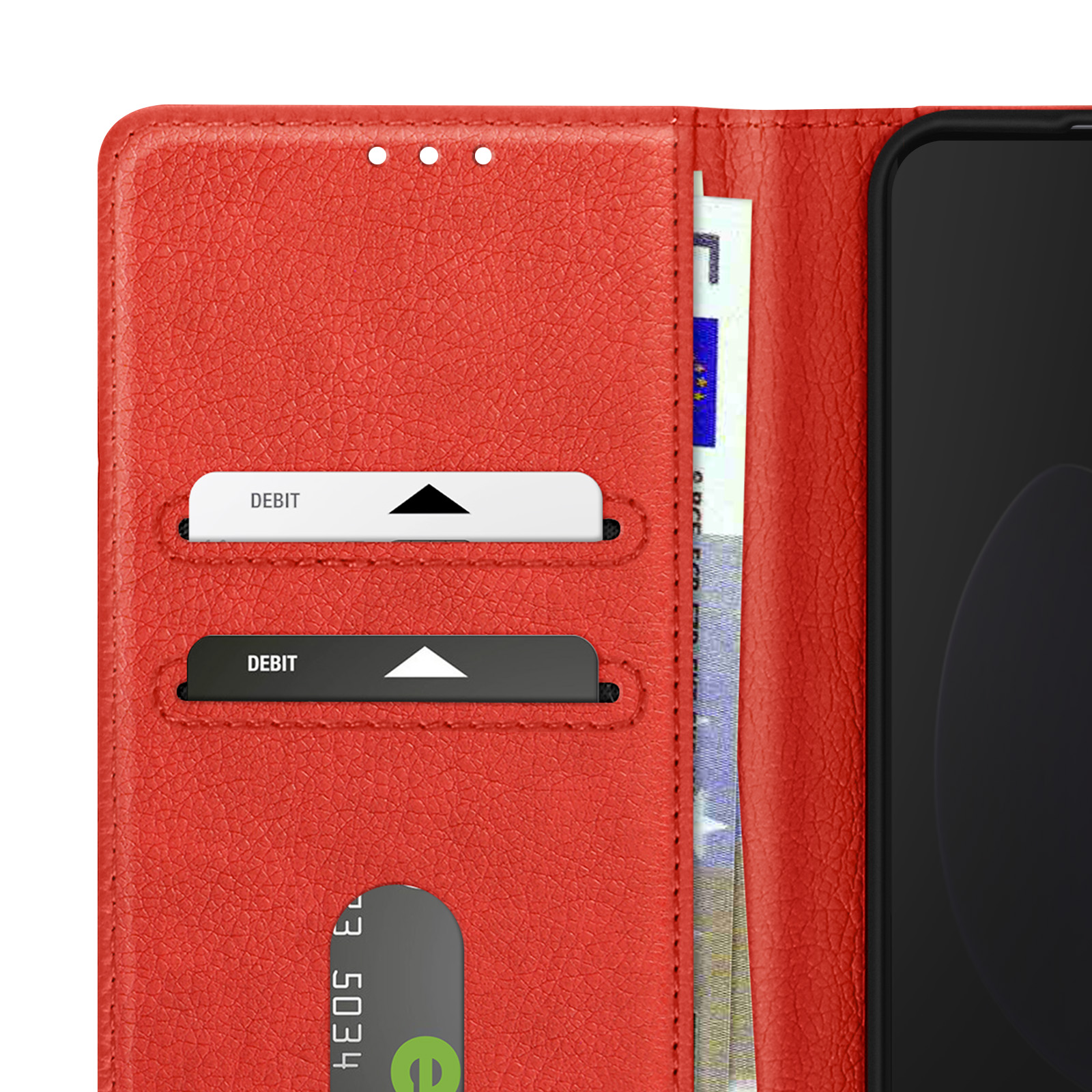 Rote Ledergeldbörse mit Kartenfächern, Karten und Euro-Schein. Schwarzes Telefon teilweise sichtbar.