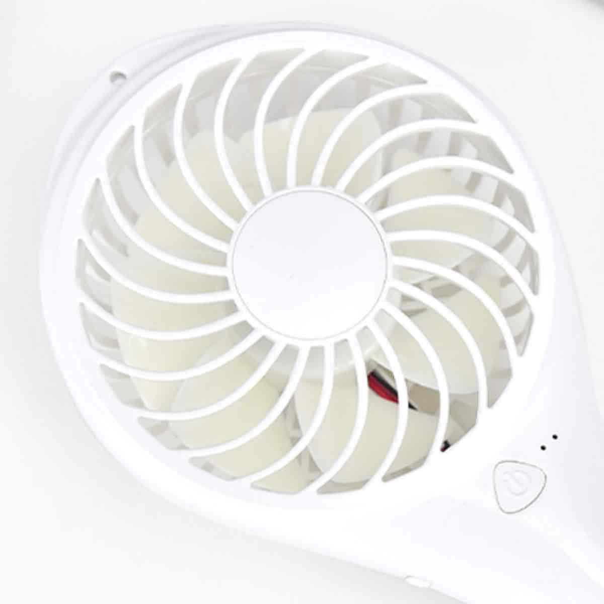 Nahaufnahme eines weißen Handventilators mit kreisförmigen Lüfterblättern, die die Lüfterblätter und Knöpfe zeigen.