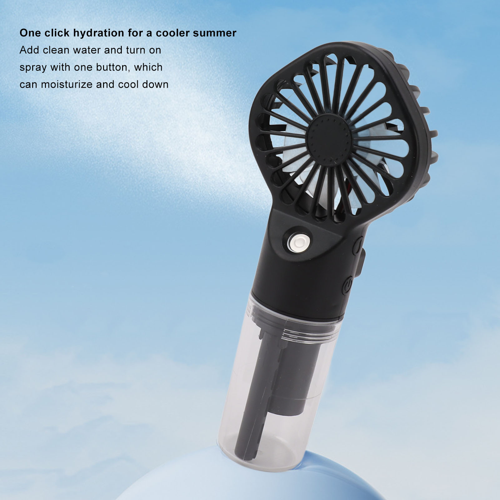 Hand hält einen schwarzen und durchsichtigen tragbaren Ventilator, der Wasser sprüht. Blauer Himmel im Hintergrund. Text vorhanden.