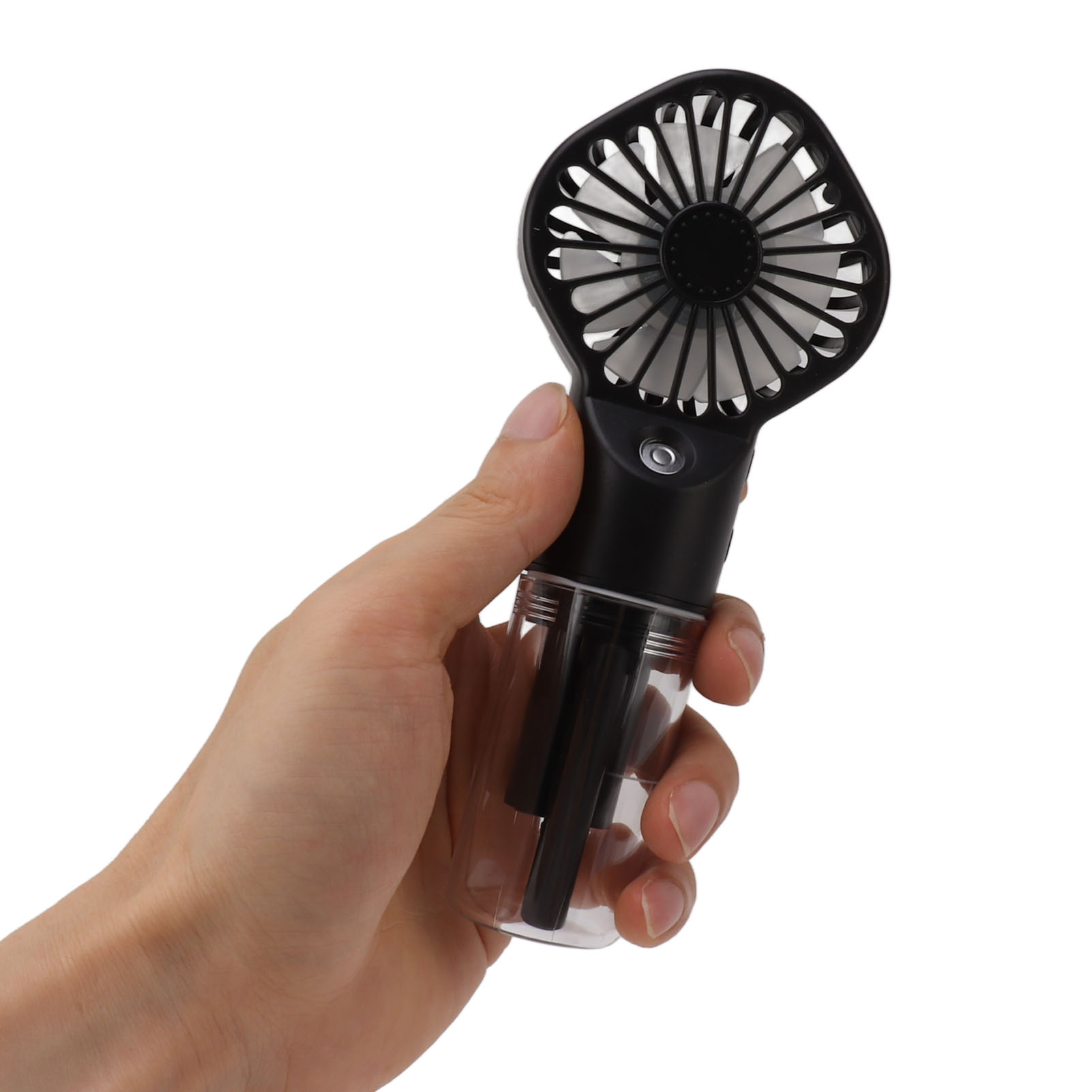 Hand hält einen schwarzen und durchsichtigen tragbaren Ventilator mit Sprühfunktion, vor weißem Hintergrund.