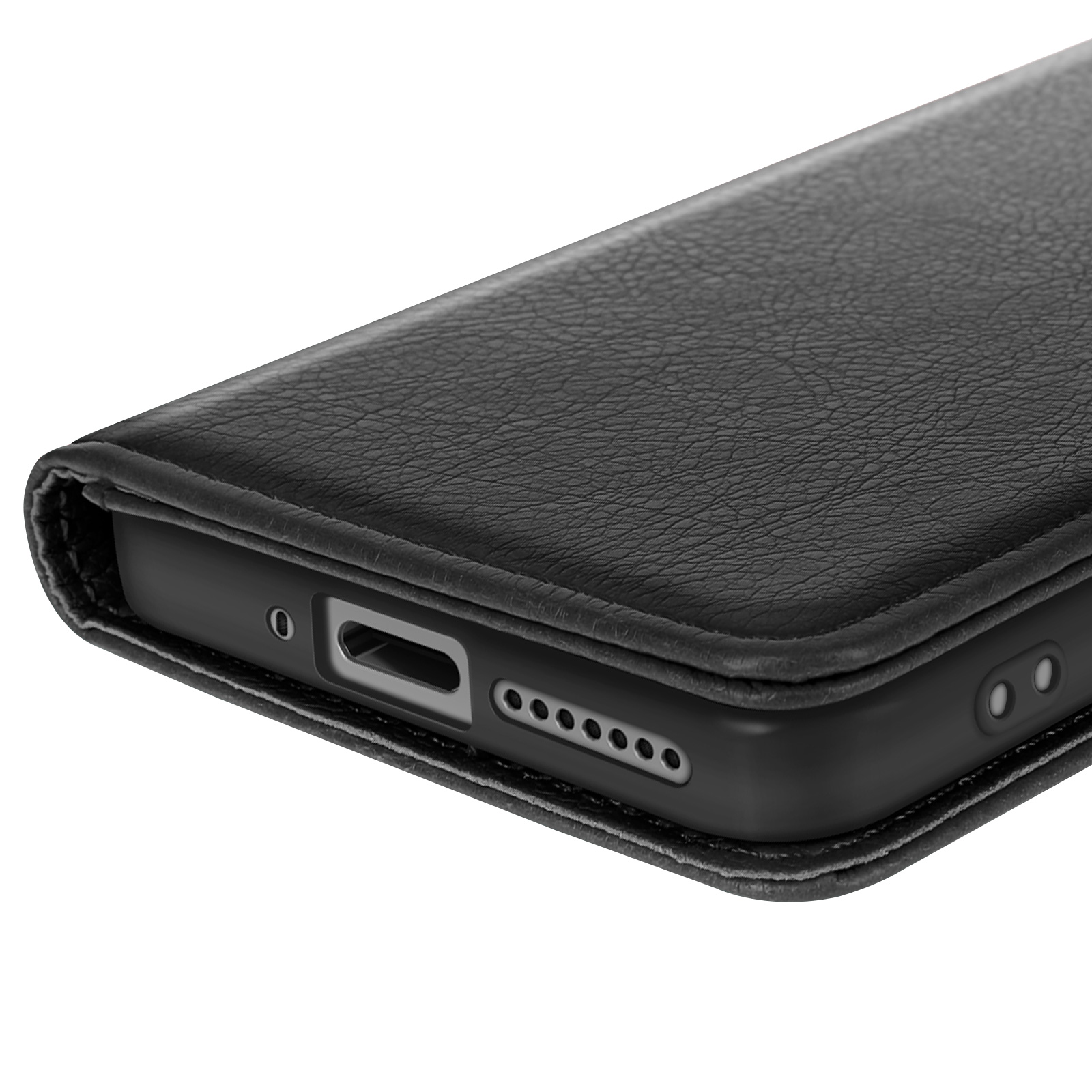 Coque de téléphone noire. Gros plan sur le bord inférieur, avec le port de charge, les haut-parleurs et le microphone.