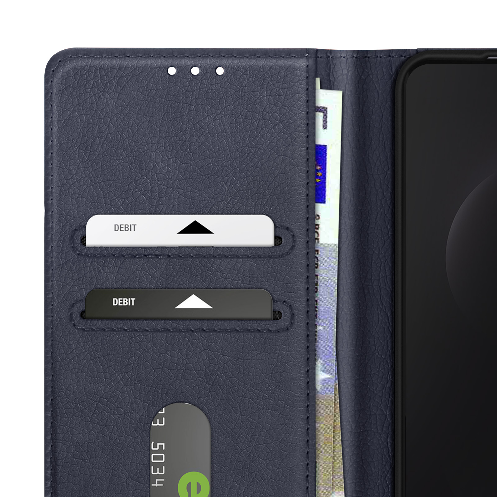 Una custodia per telefono blu navy con fessure per carte che contengono carte di debito e una banconota in euro.