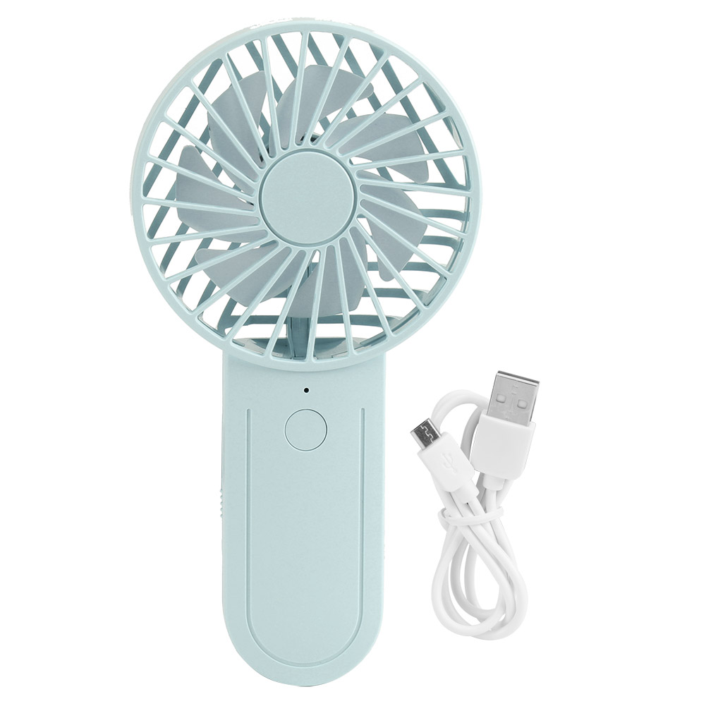 Ein hellblauer Handventilator mit einem weißen USB-Kabel. Der Ventilator ist auf weißem Hintergrund.